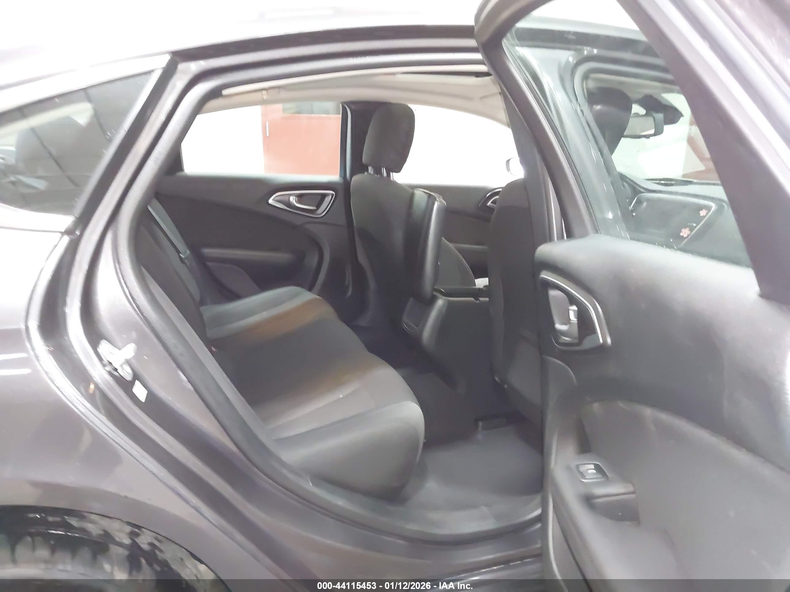 CHRYSLER 200 image 8