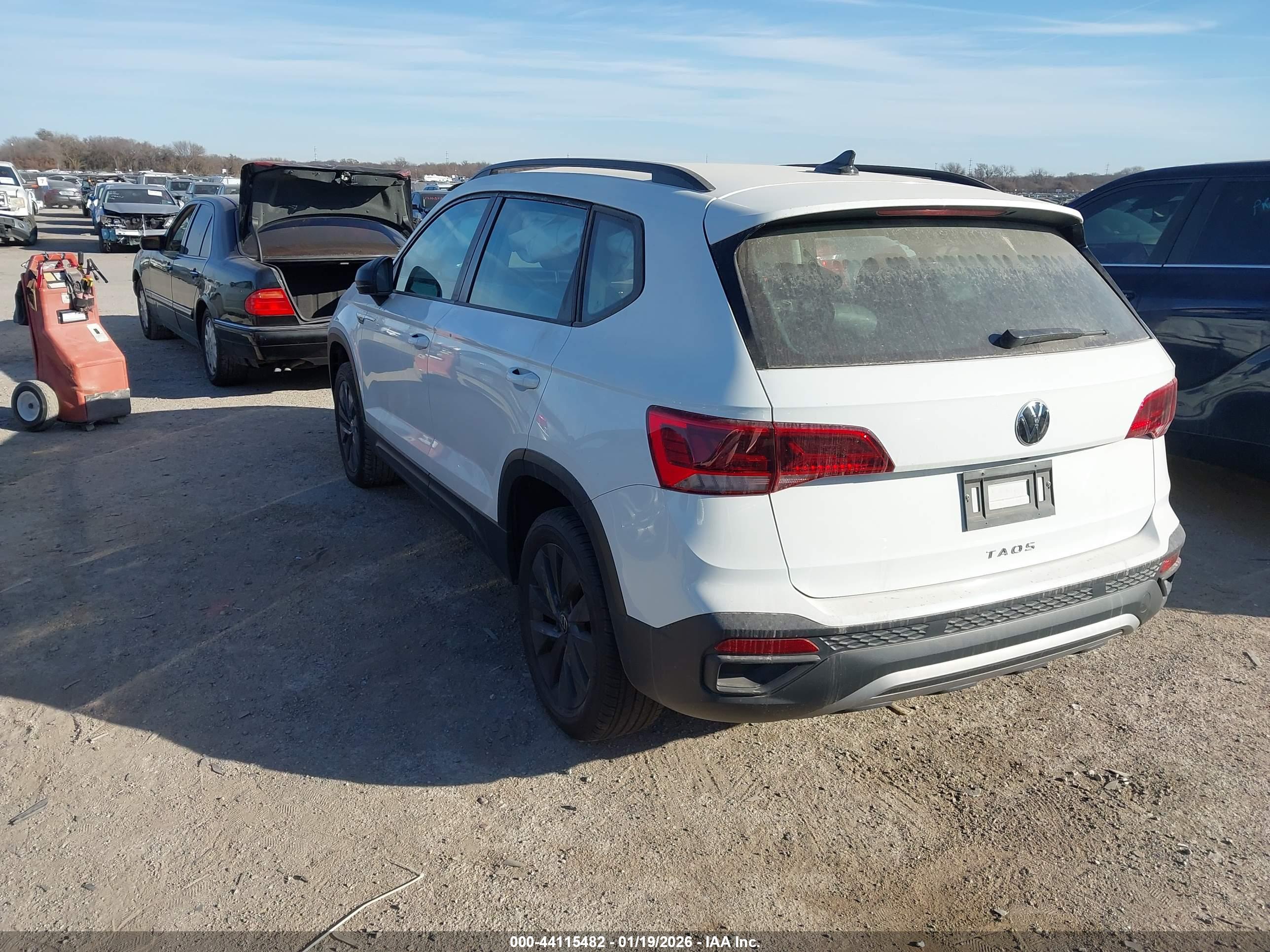 VOLKSWAGEN TAOS image 3