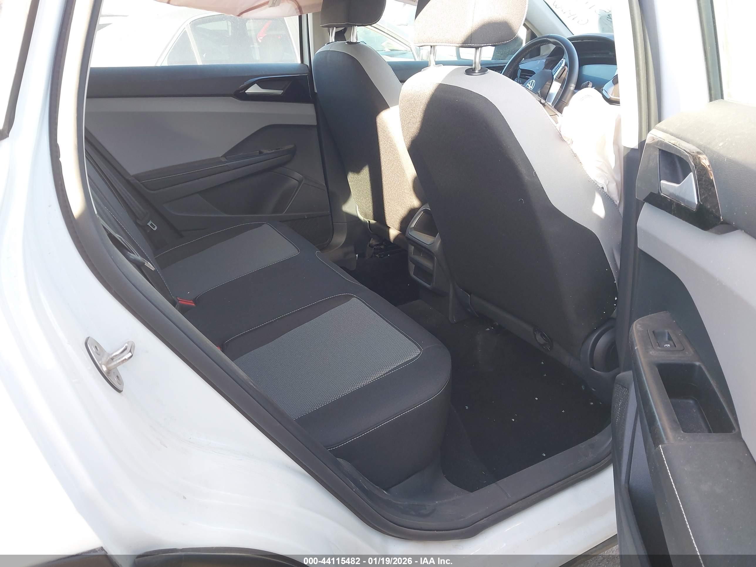 VOLKSWAGEN TAOS image 8