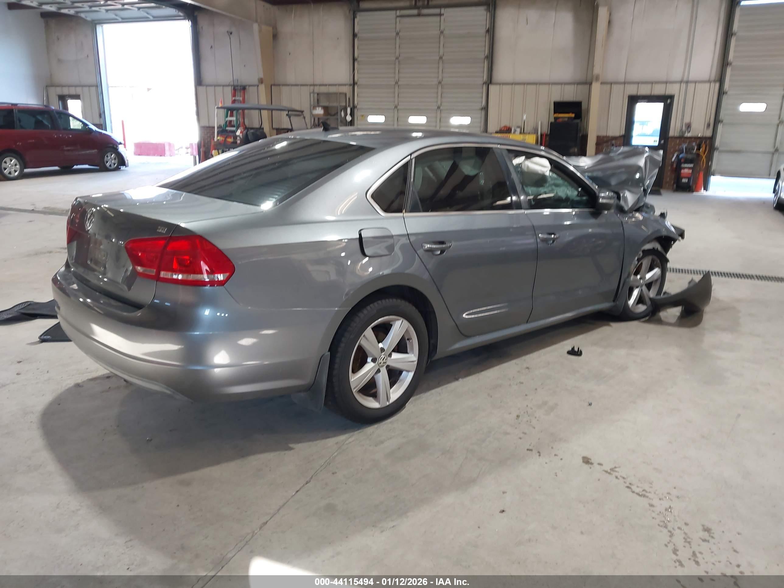 VOLKSWAGEN PASSAT image 4