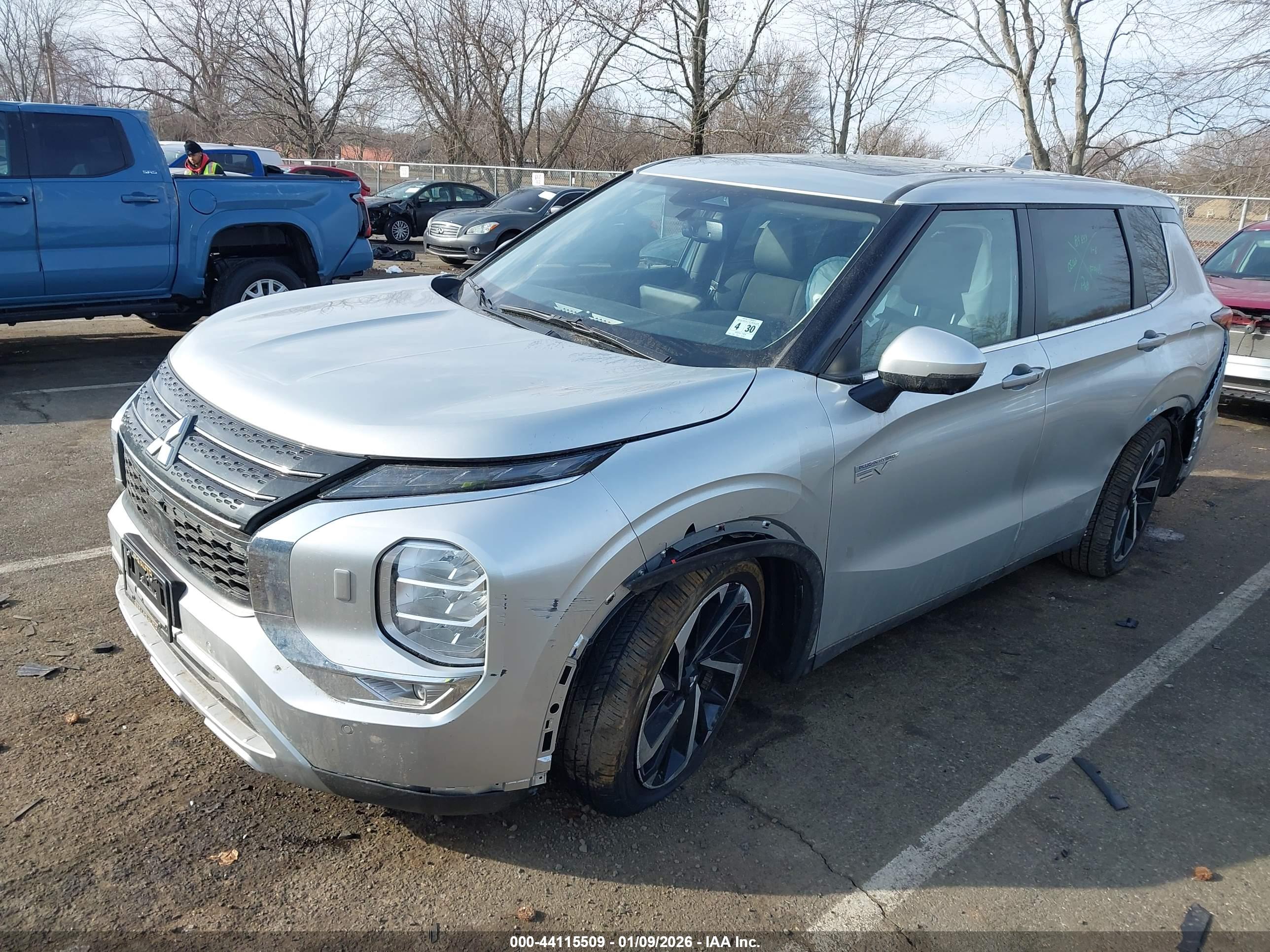 MITSUBISHI OUTLANDER image 2