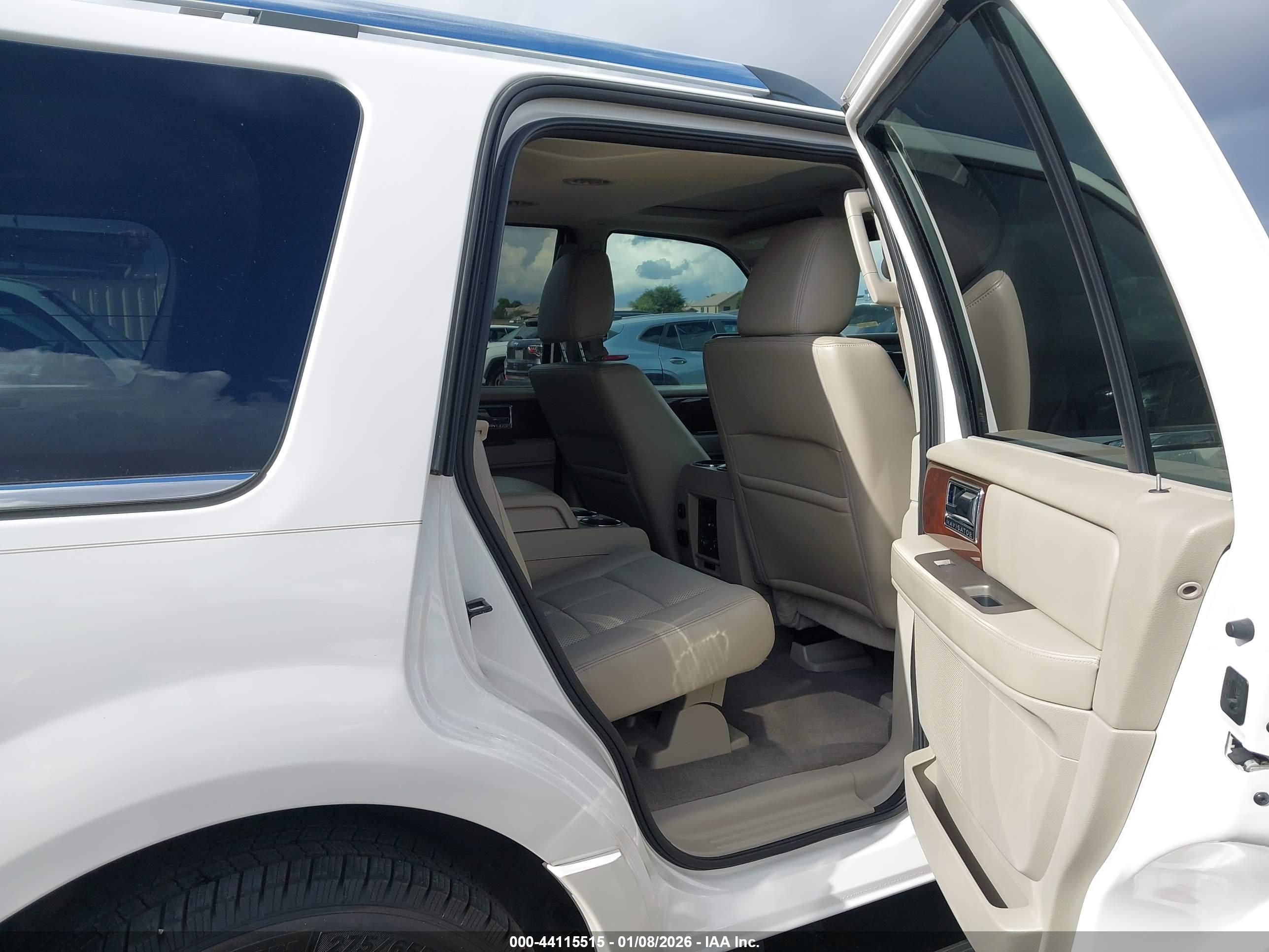 LINCOLN NAVIGATOR image 8