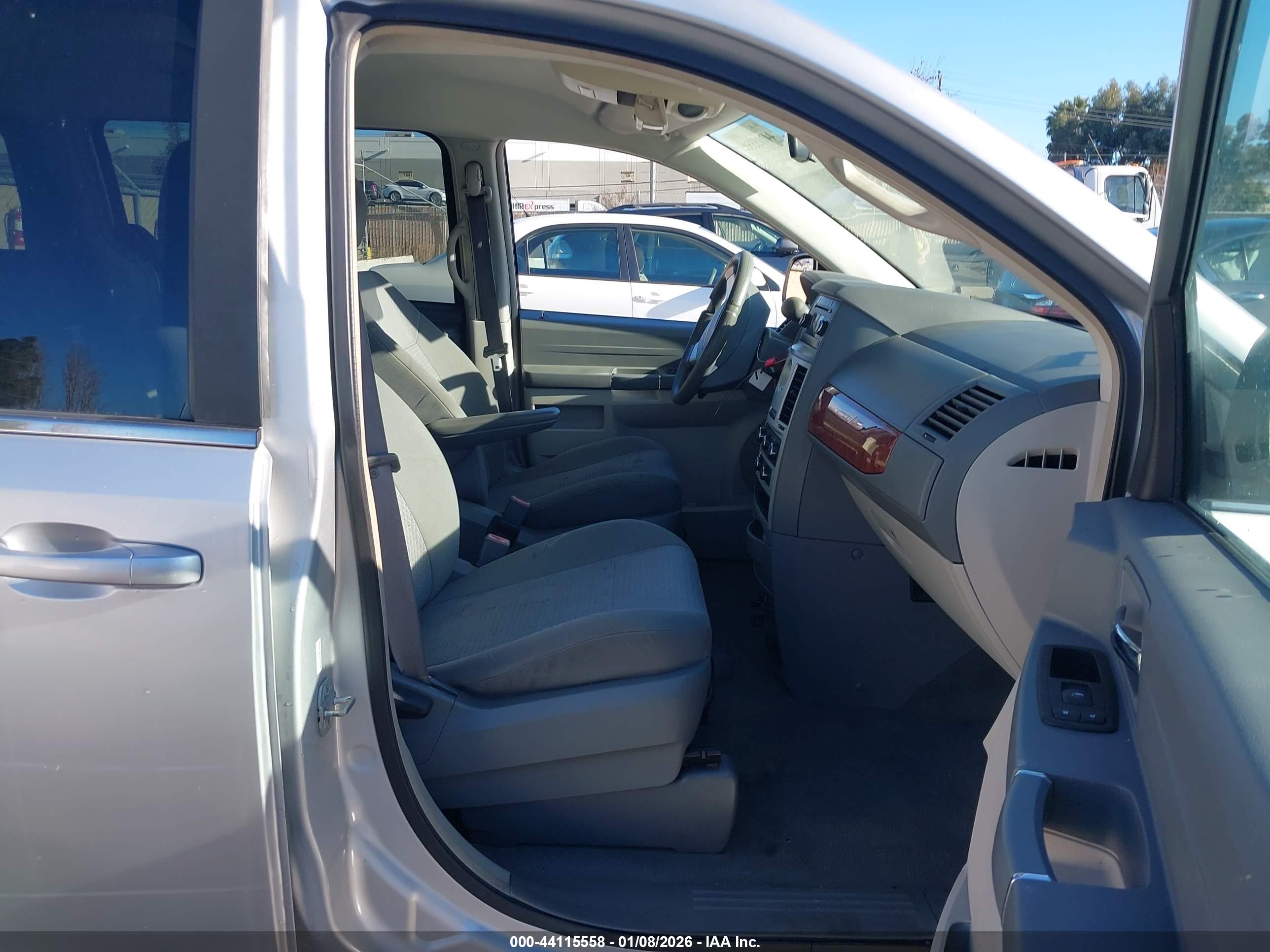 CHRYSLER TOWN image 5