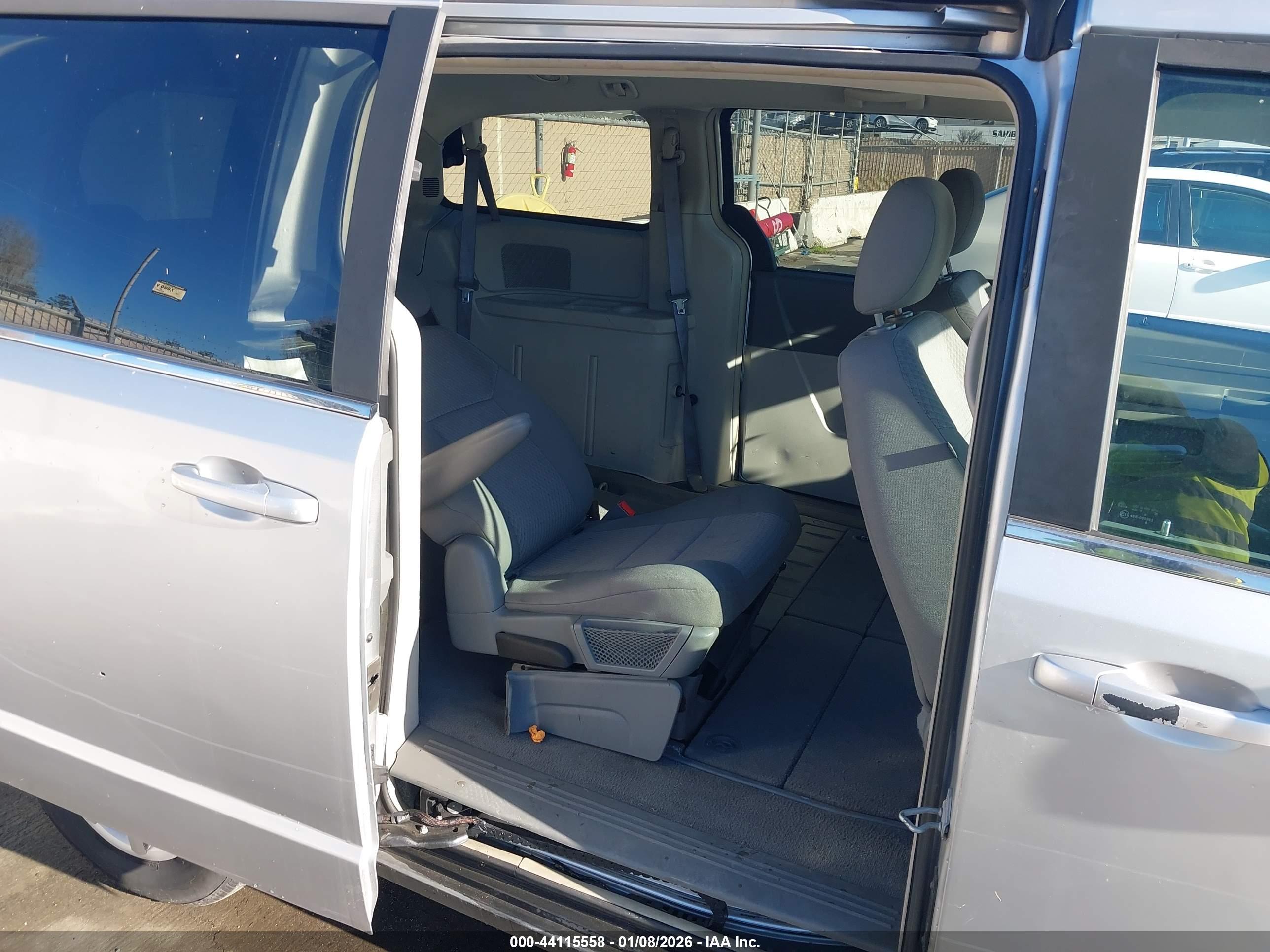 CHRYSLER TOWN image 8