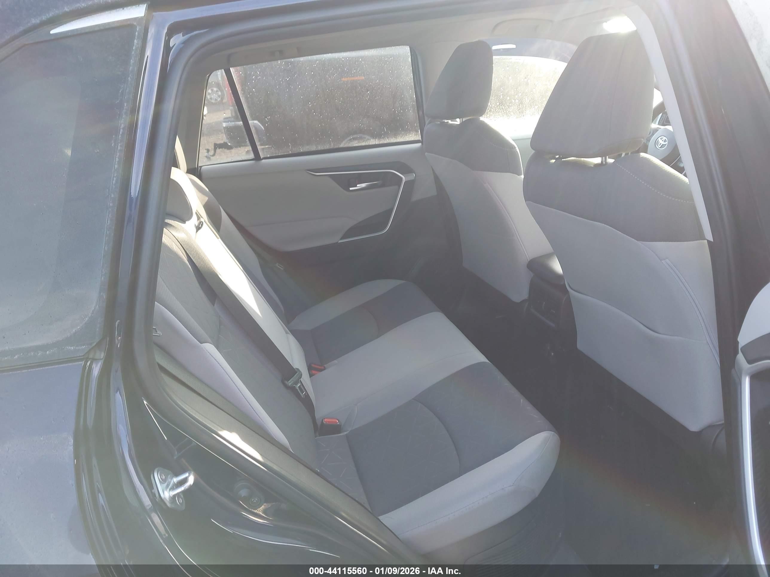 TOYOTA RAV4 image 8