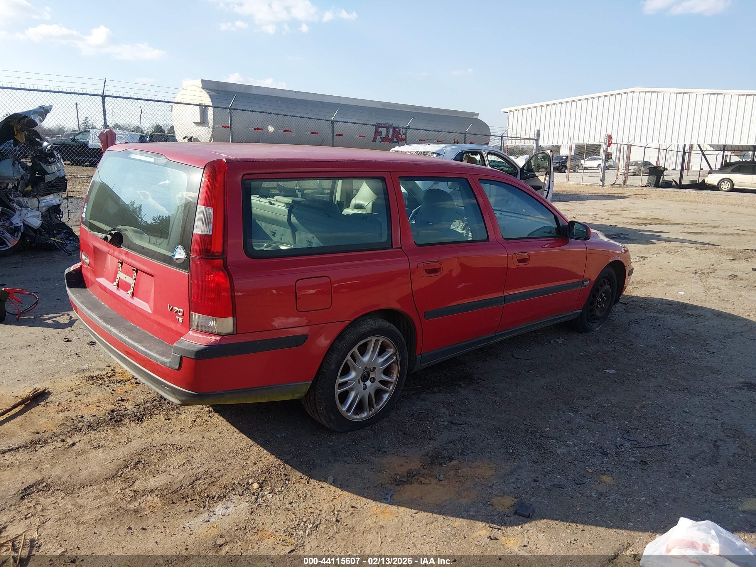 VOLVO V70 image 4