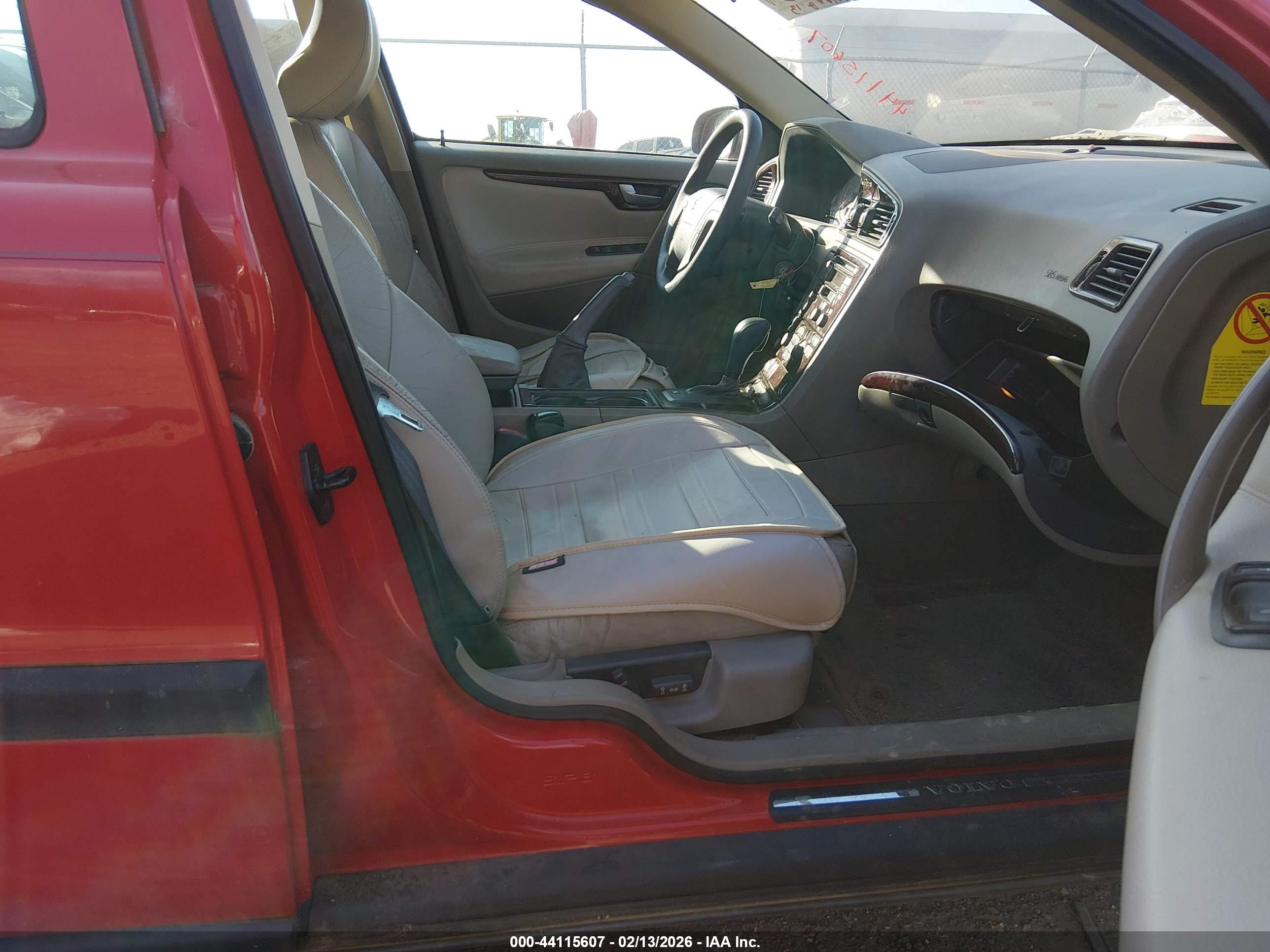 VOLVO V70 image 5