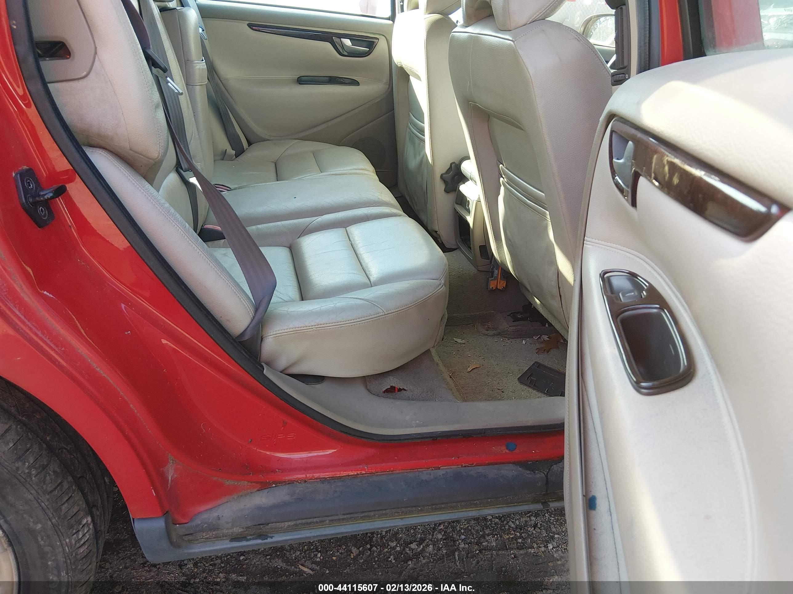 VOLVO V70 image 8