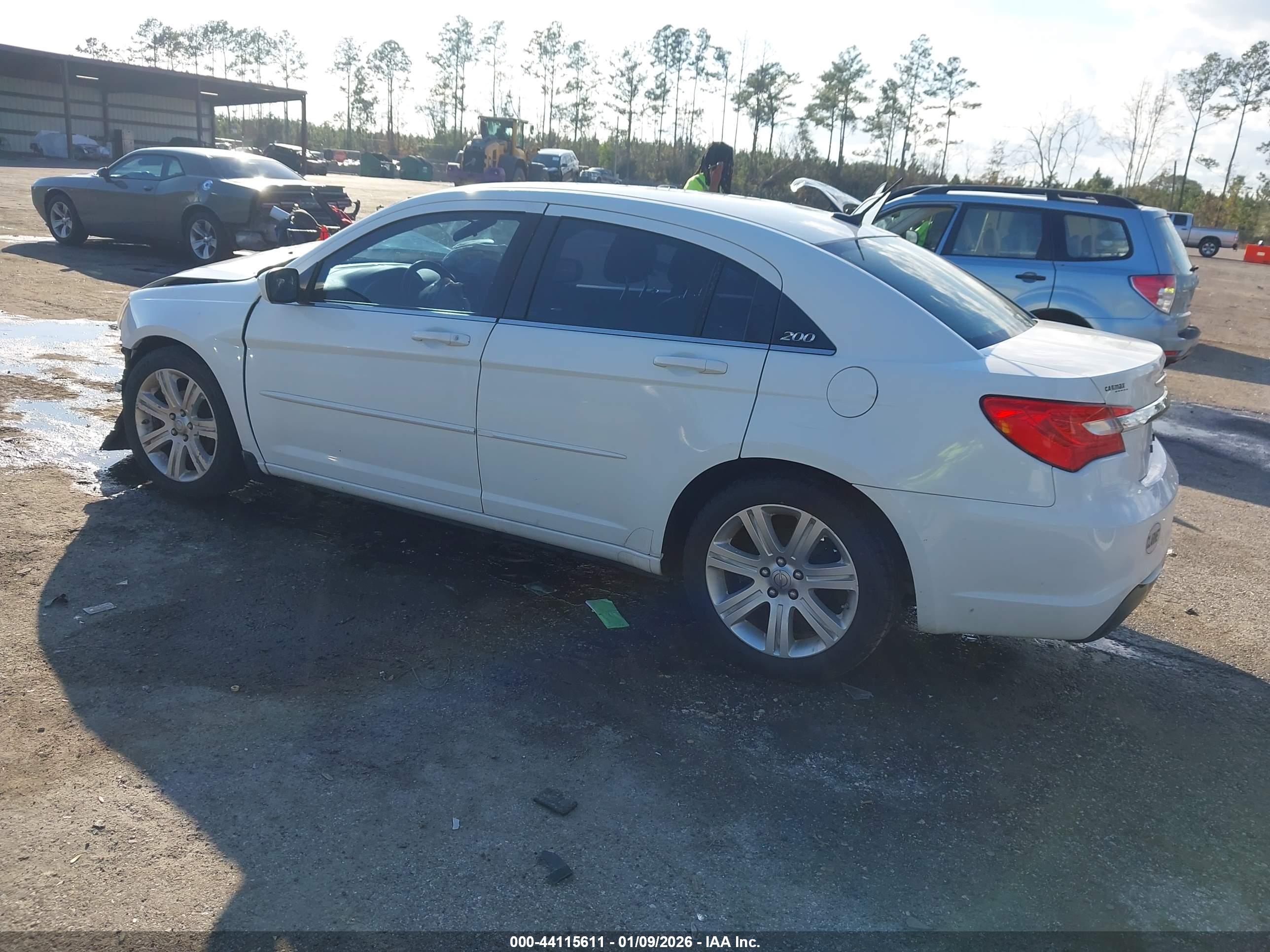CHRYSLER 200 image 3