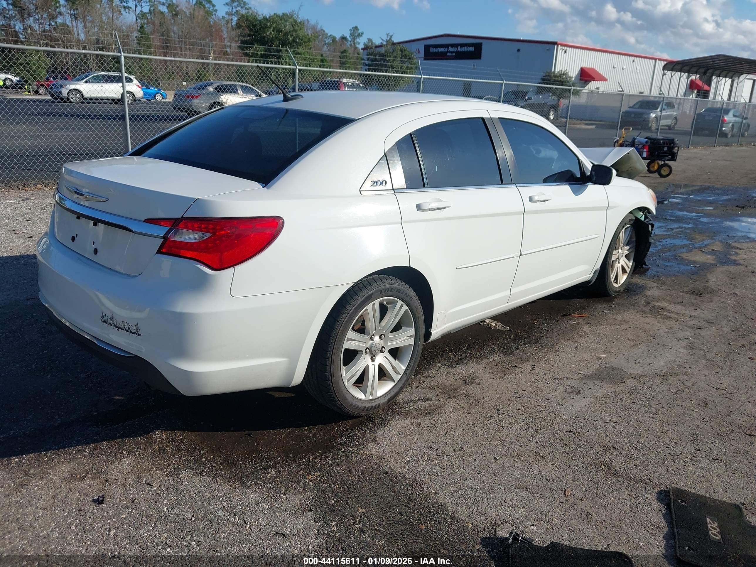 CHRYSLER 200 image 4