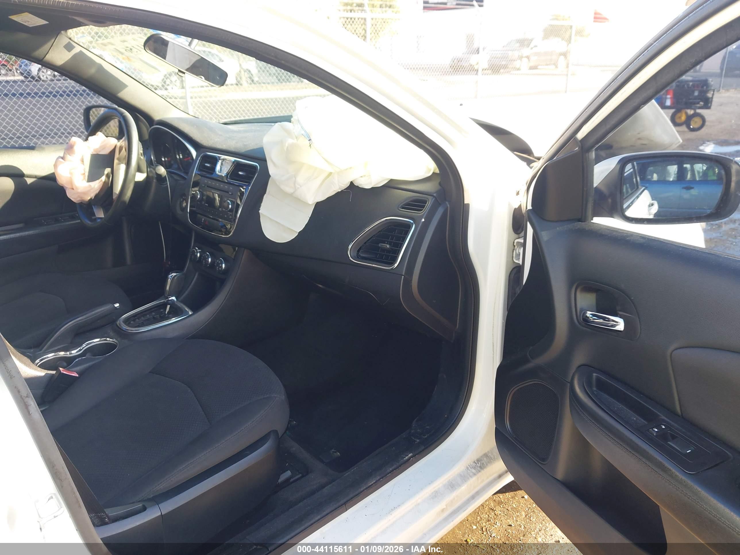 CHRYSLER 200 image 5