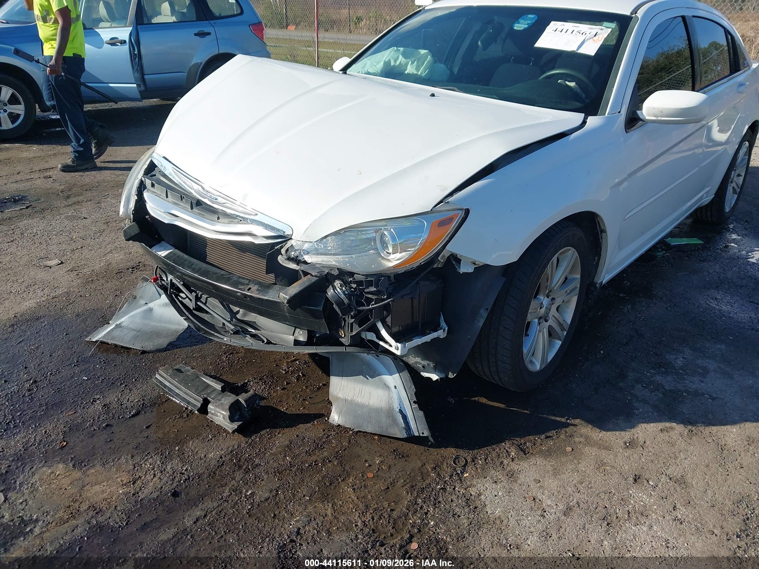 CHRYSLER 200 image 6