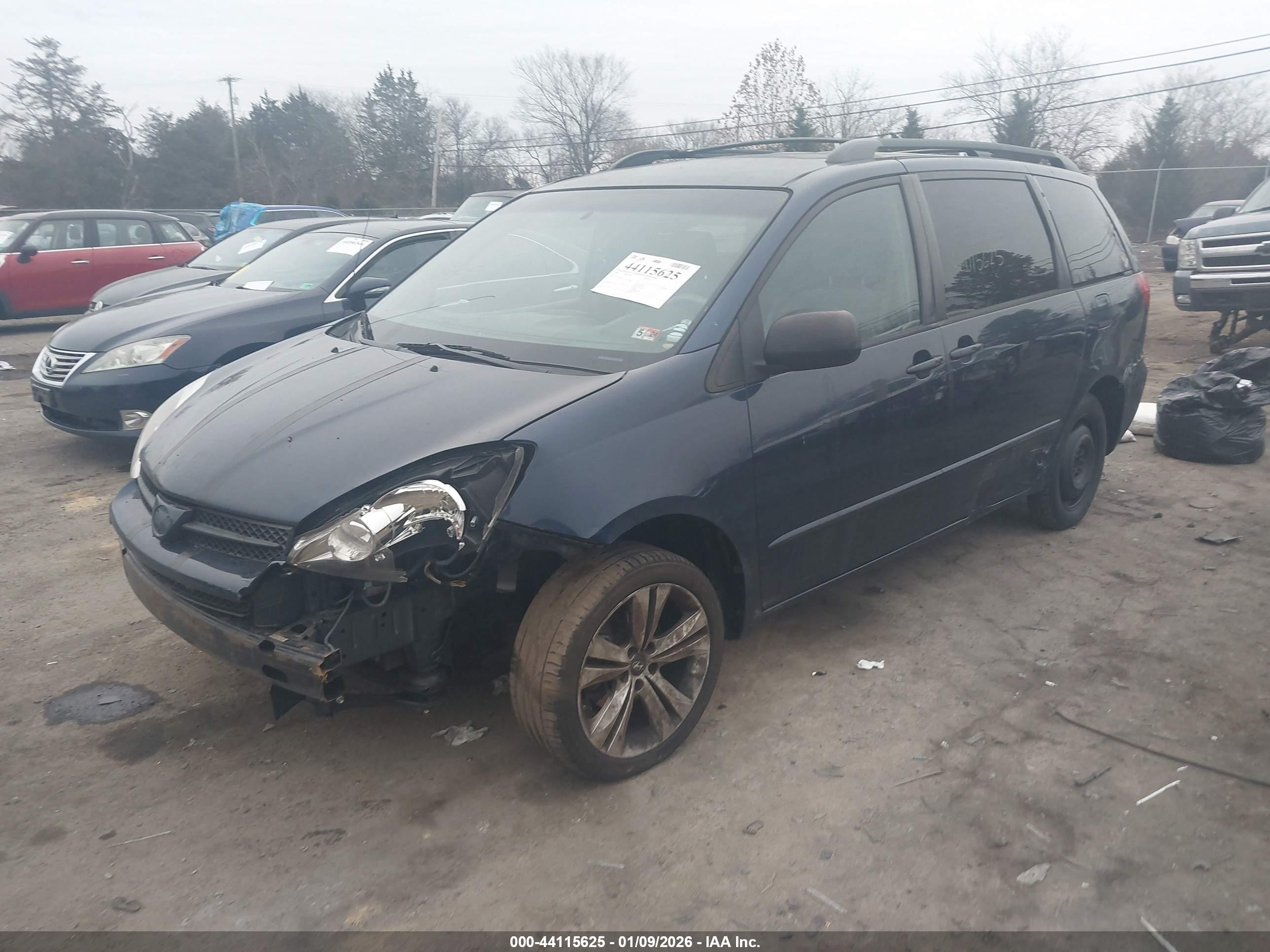 TOYOTA SIENNA image 2