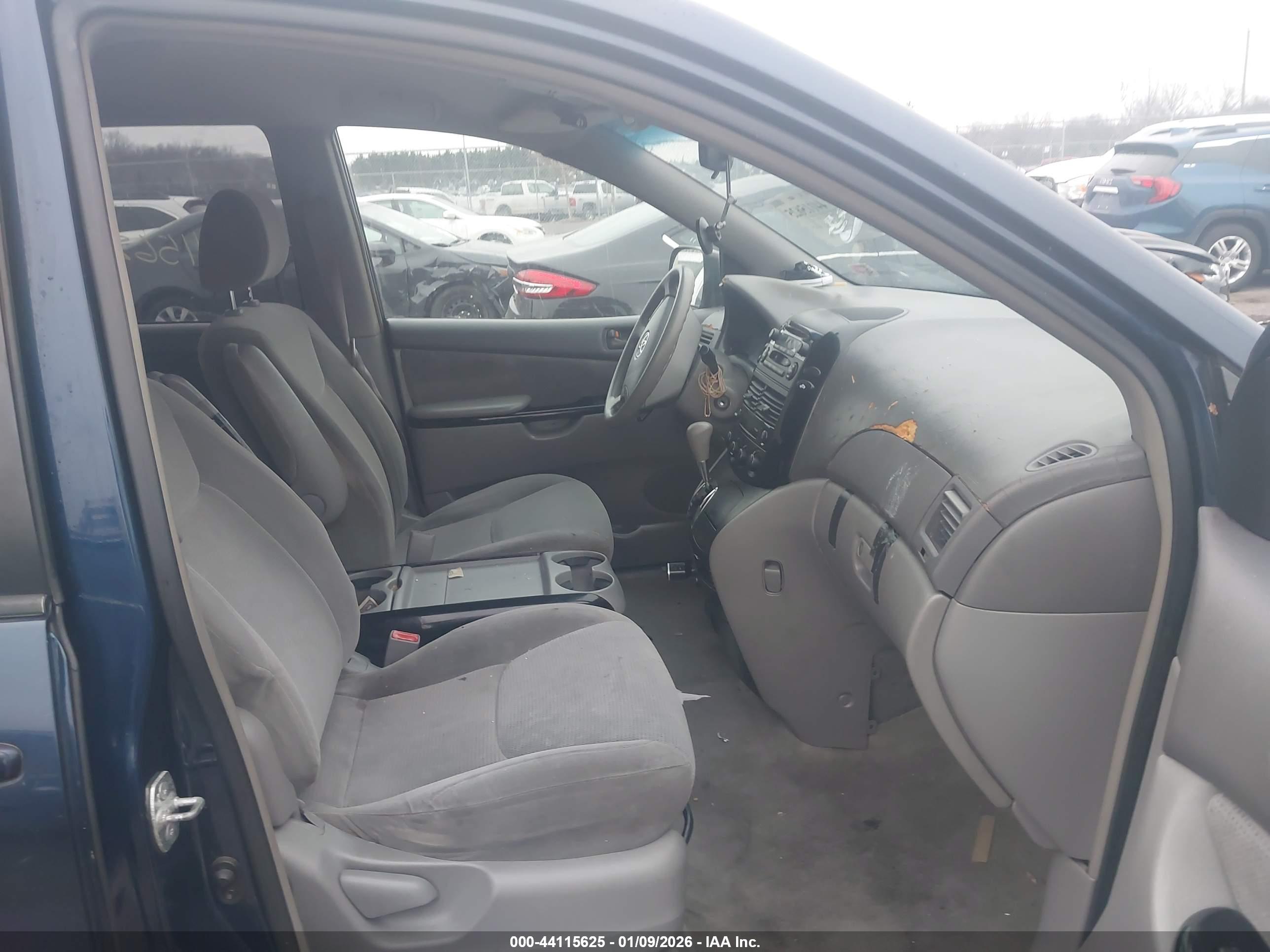 TOYOTA SIENNA image 5