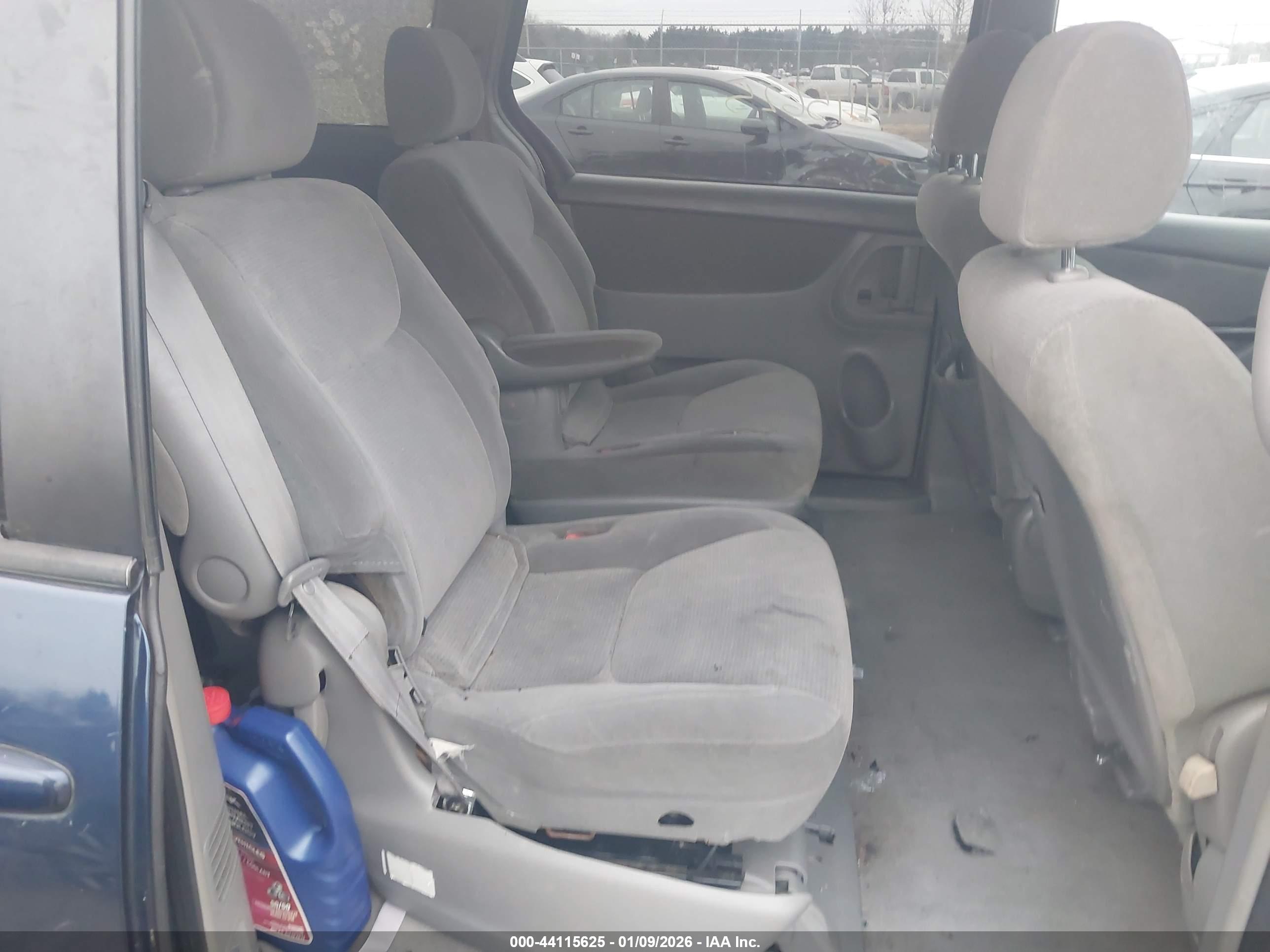 TOYOTA SIENNA image 8