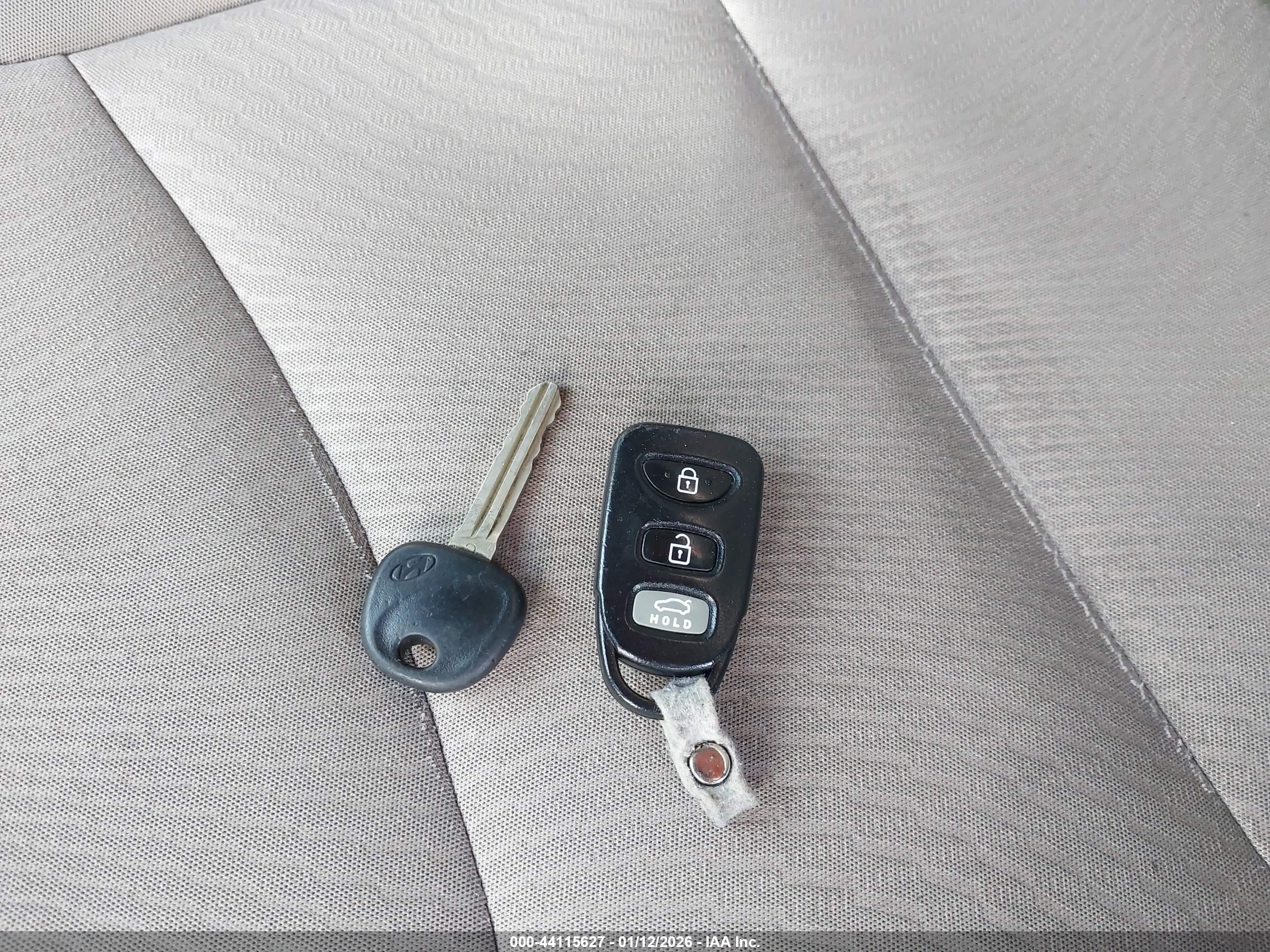 HYUNDAI ELANTRA image 11