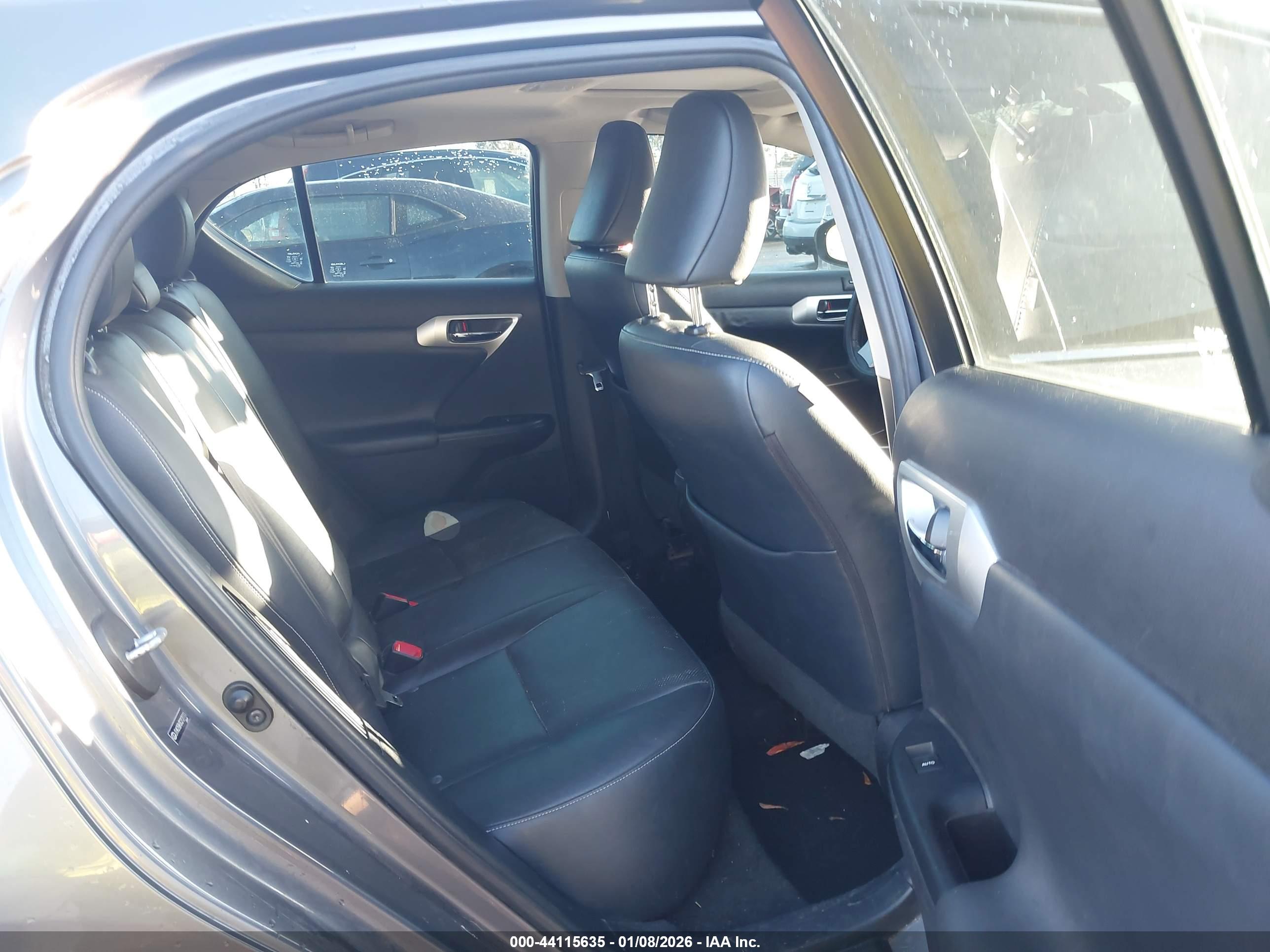 LEXUS CT image 8