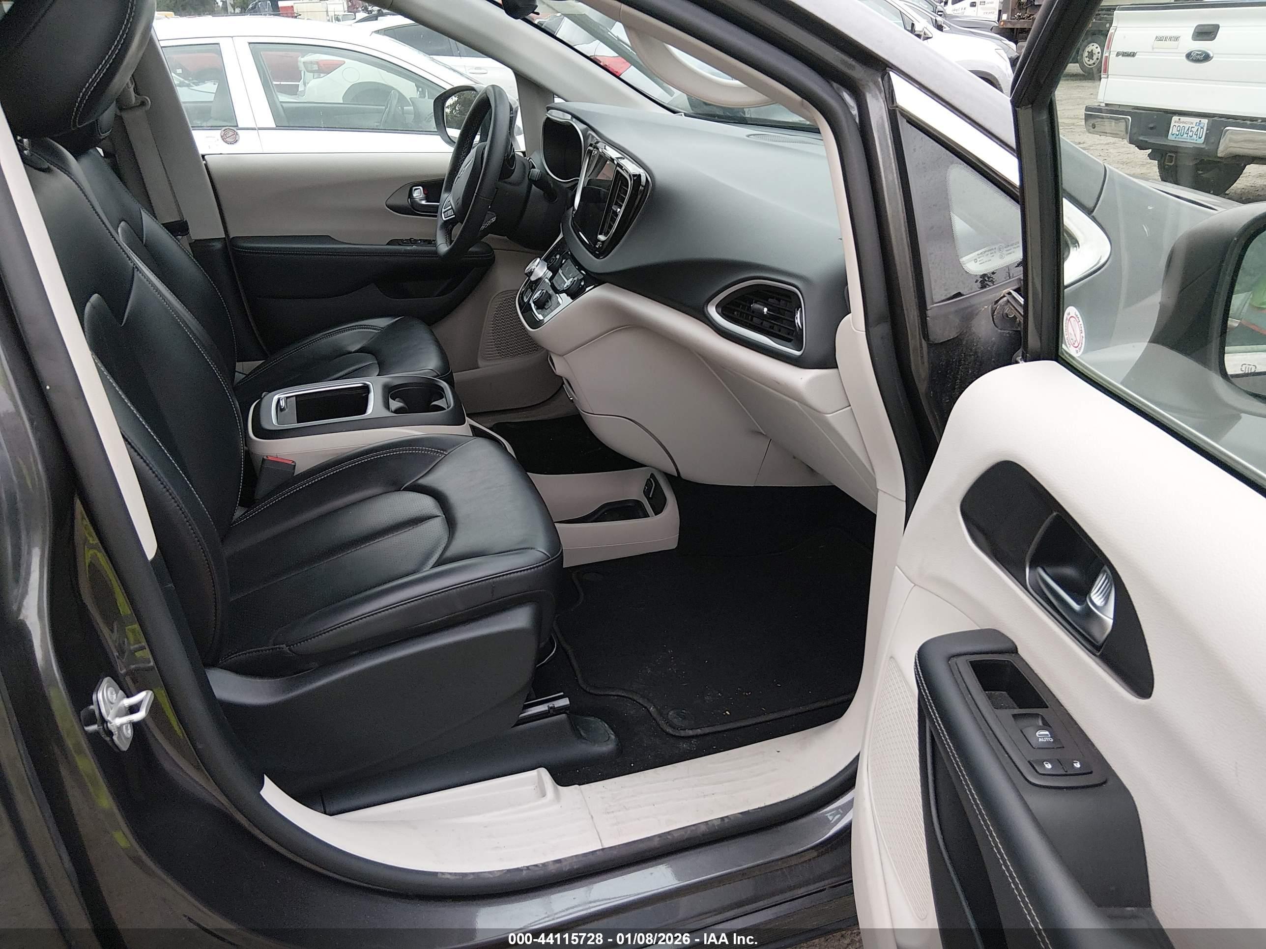 CHRYSLER PACIFICA image 5