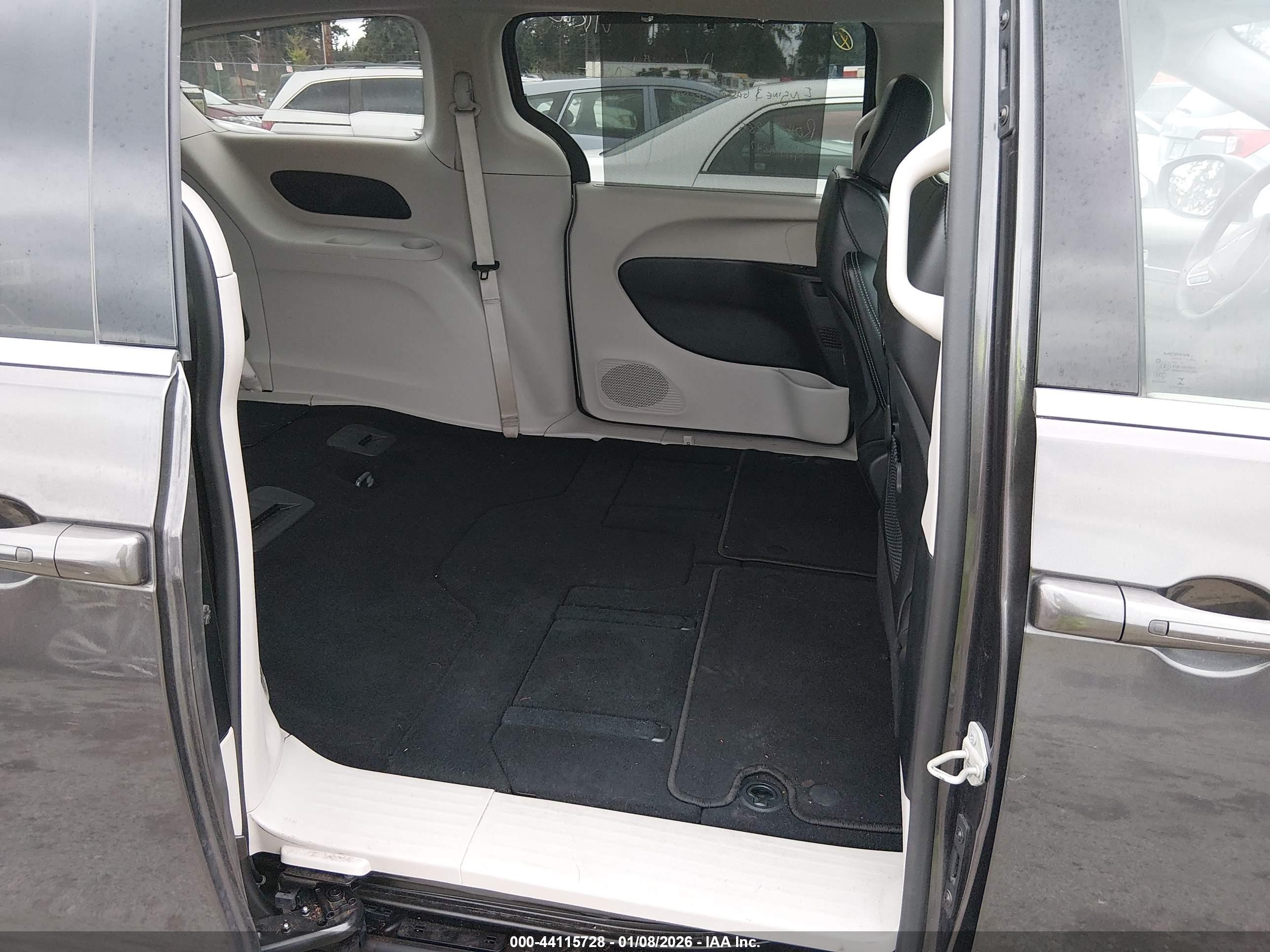 CHRYSLER PACIFICA image 8