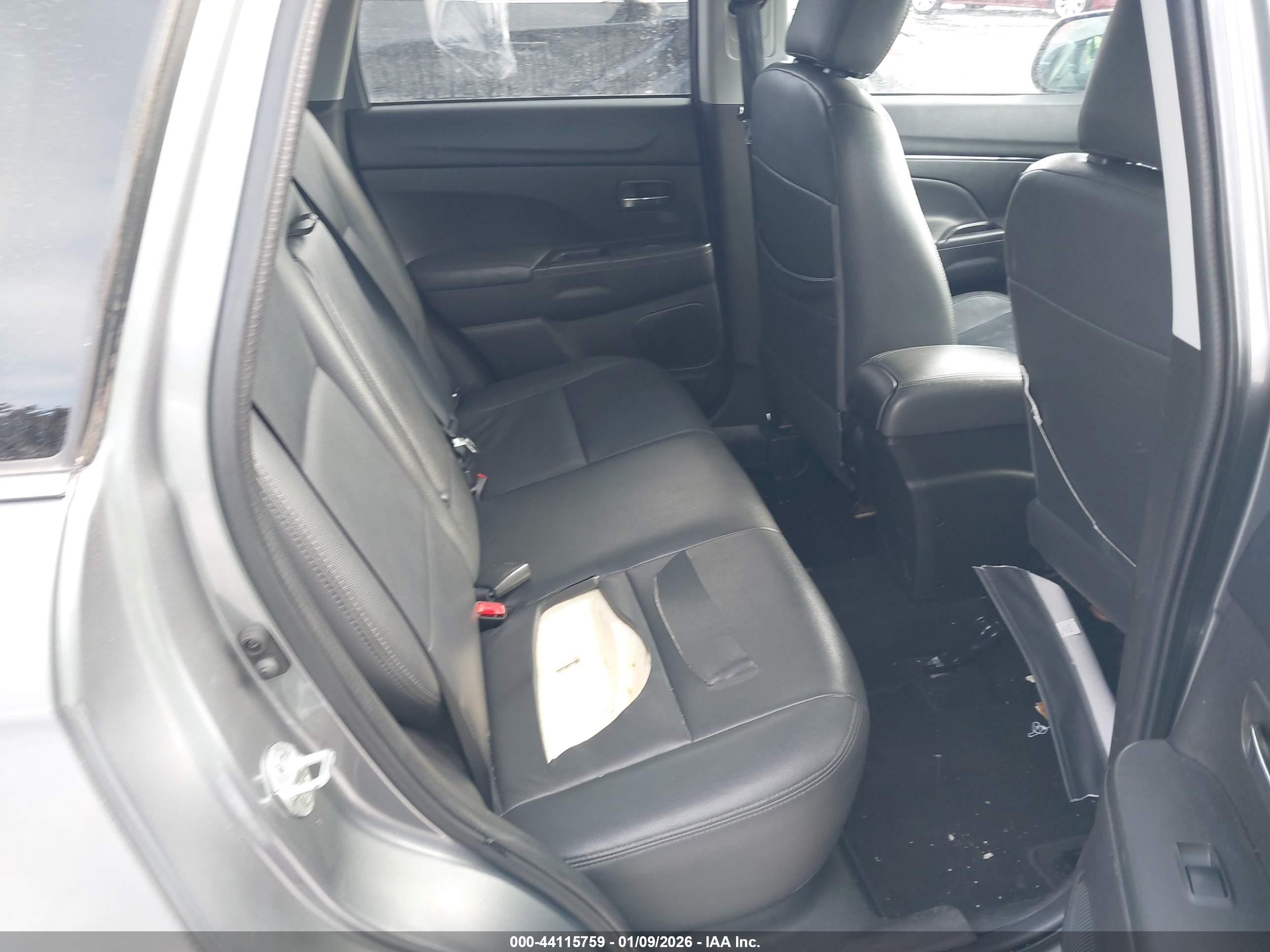 MITSUBISHI OUTLANDER image 8