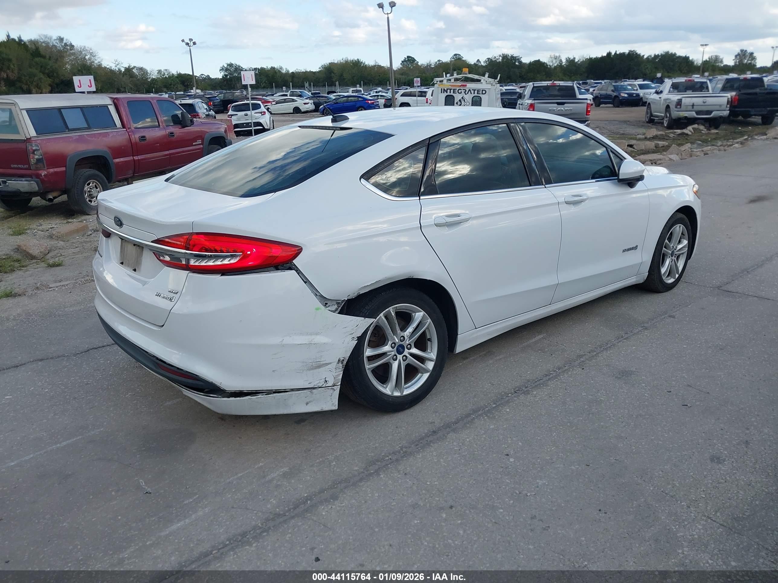 FORD FUSION image 4