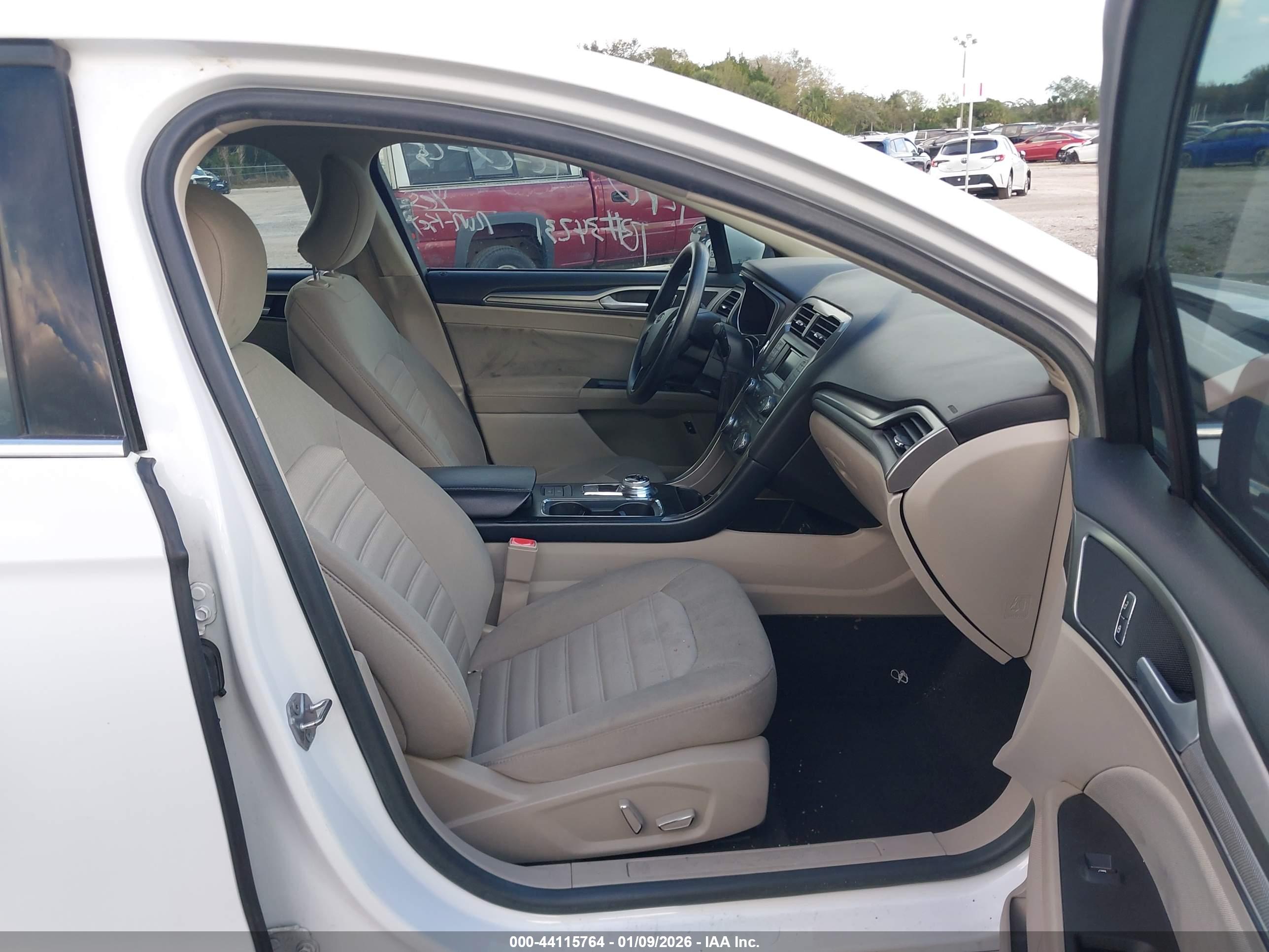 FORD FUSION image 5