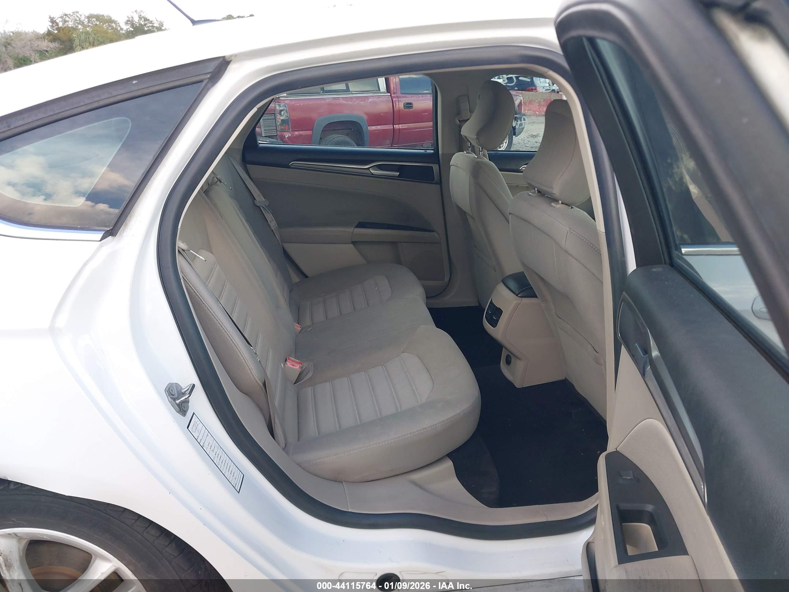 FORD FUSION image 8