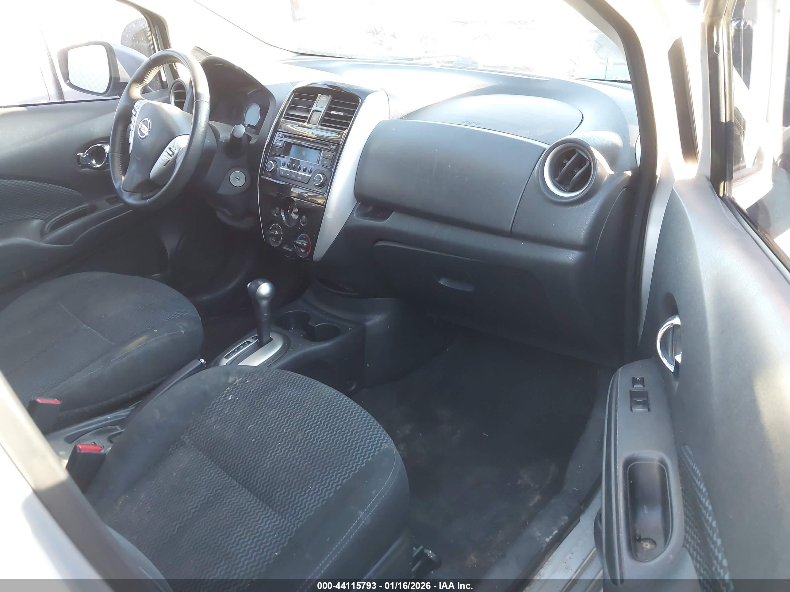 NISSAN VERSA image 5