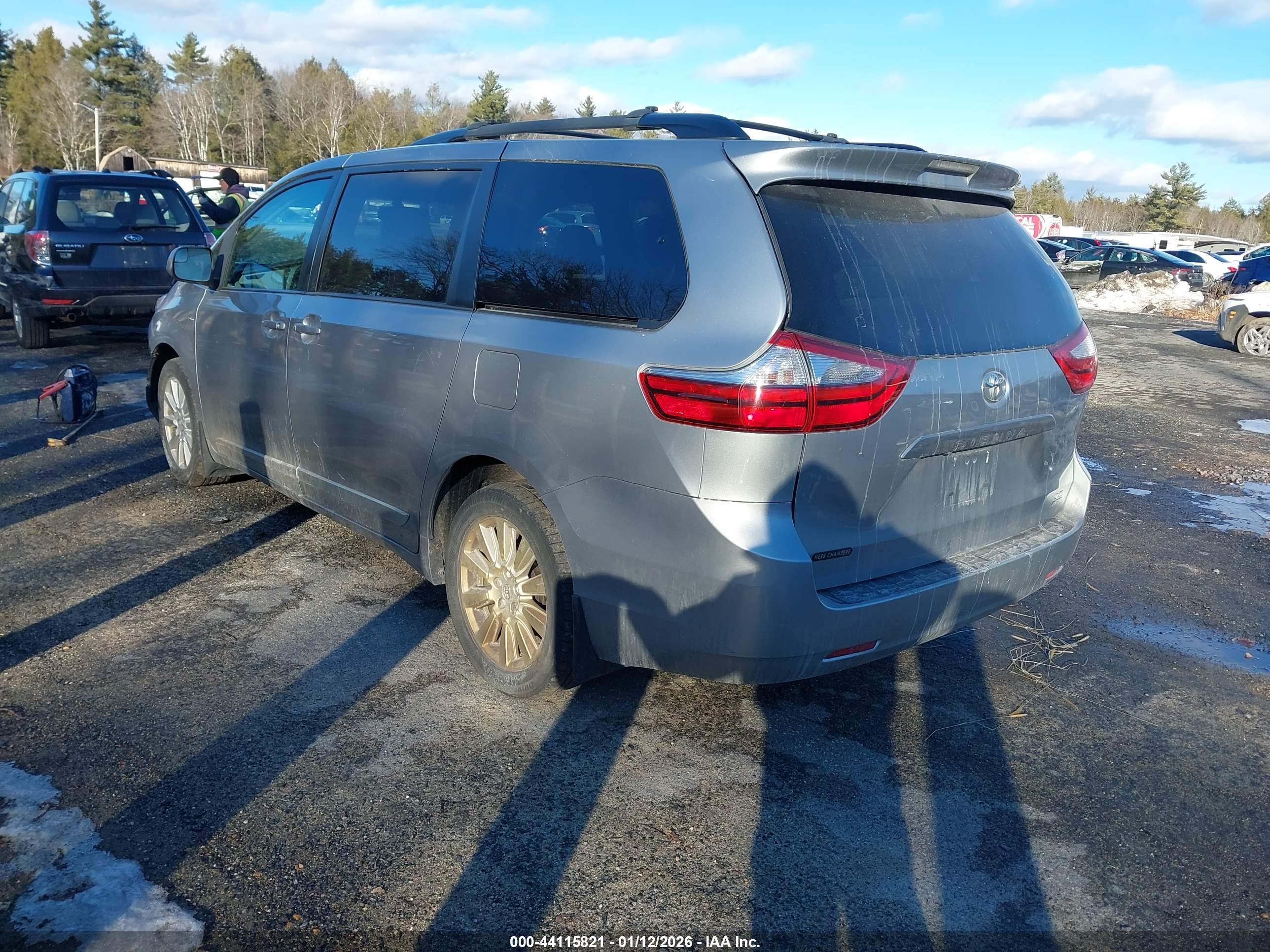 TOYOTA SIENNA image 3