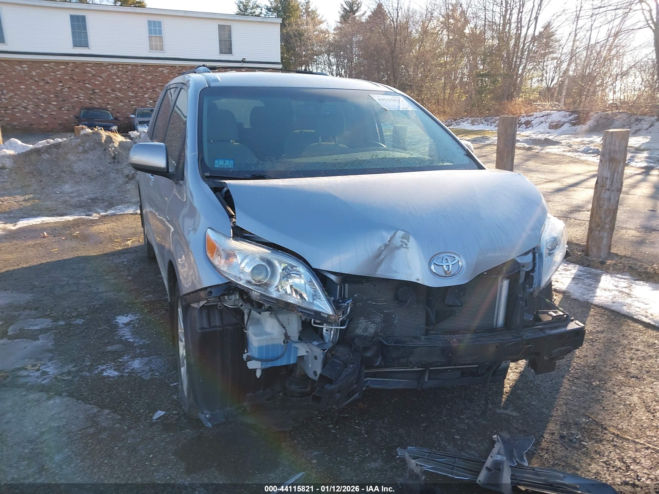 TOYOTA SIENNA image 6