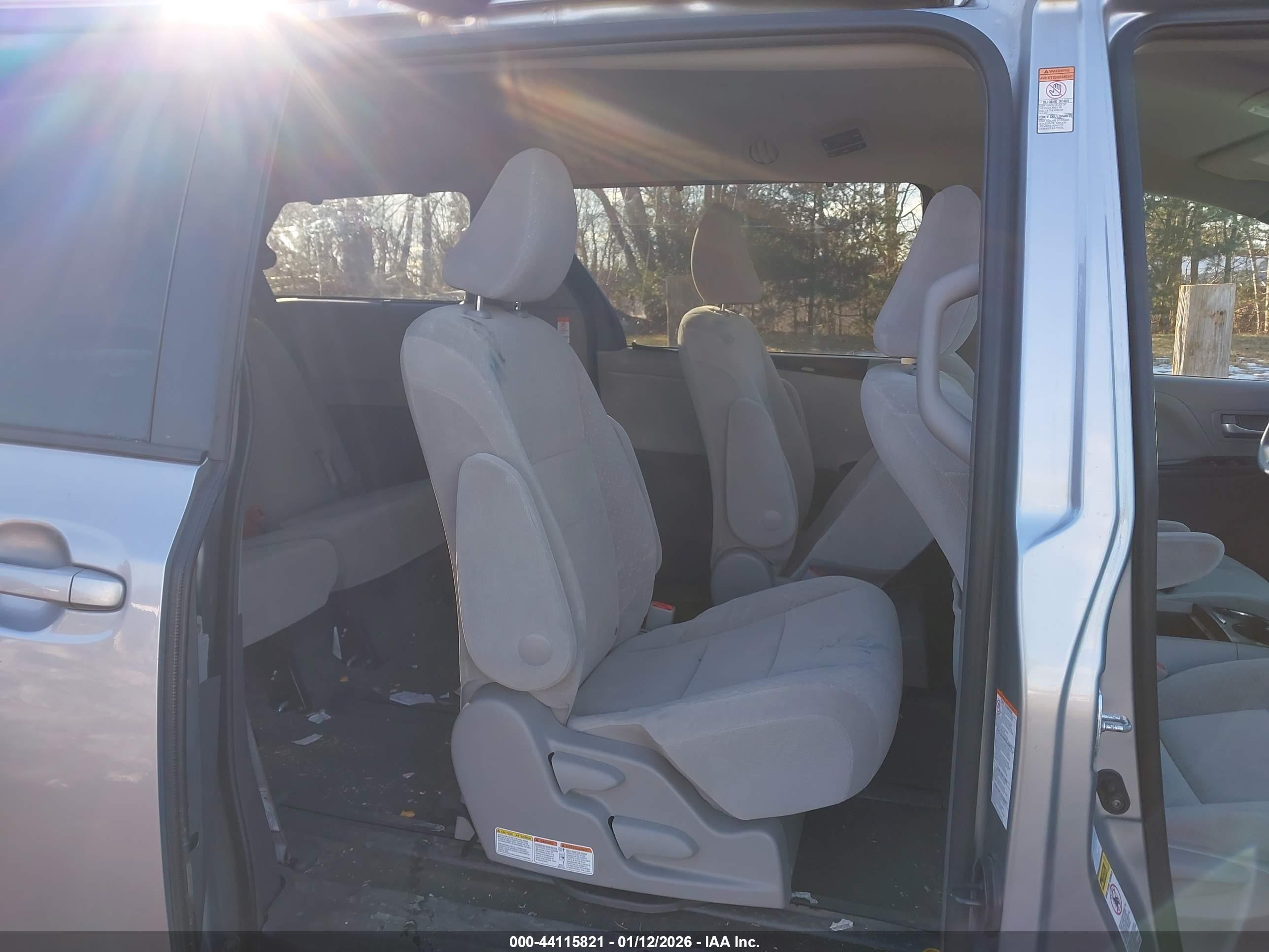 TOYOTA SIENNA image 8