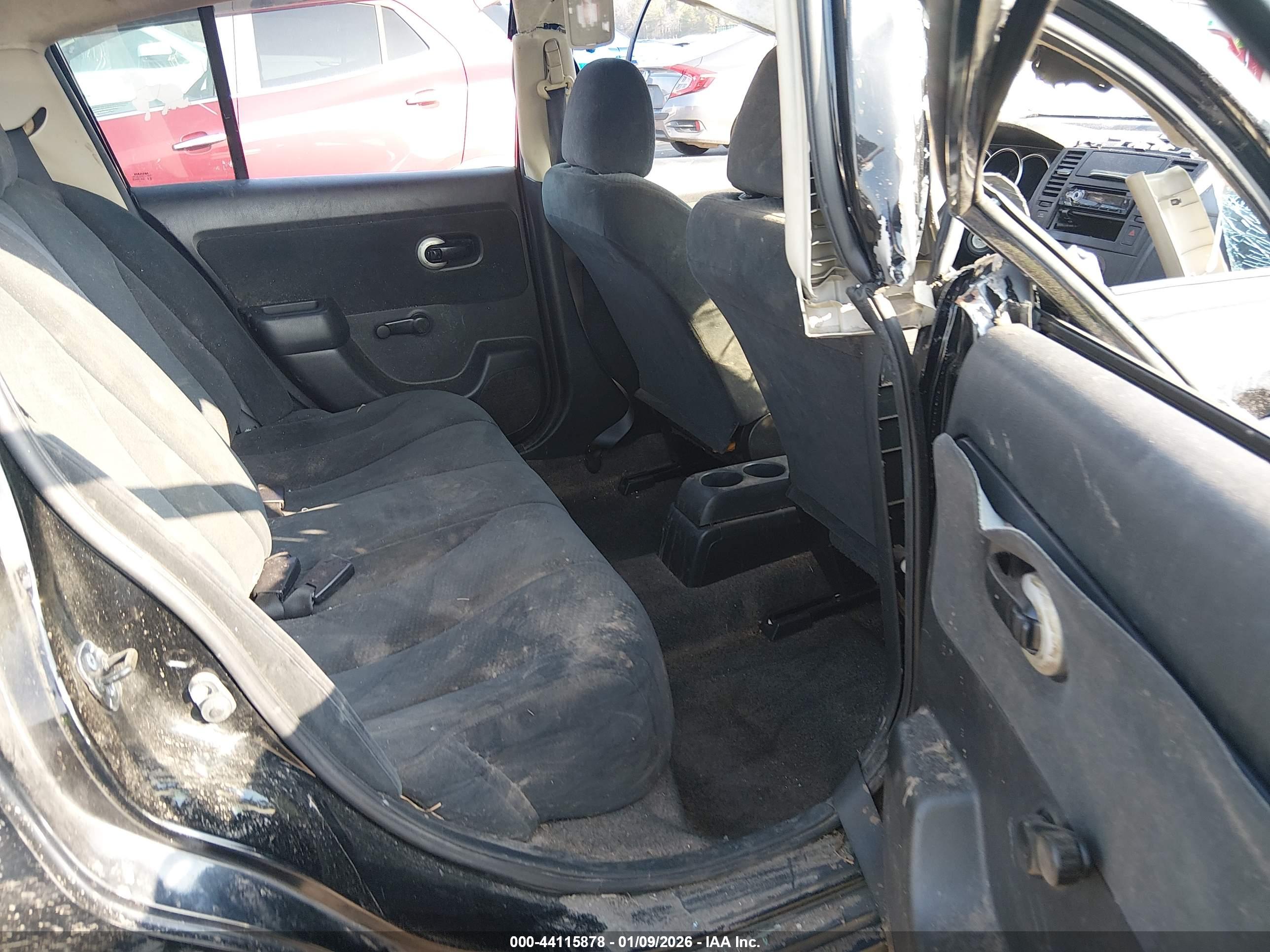 NISSAN VERSA image 8
