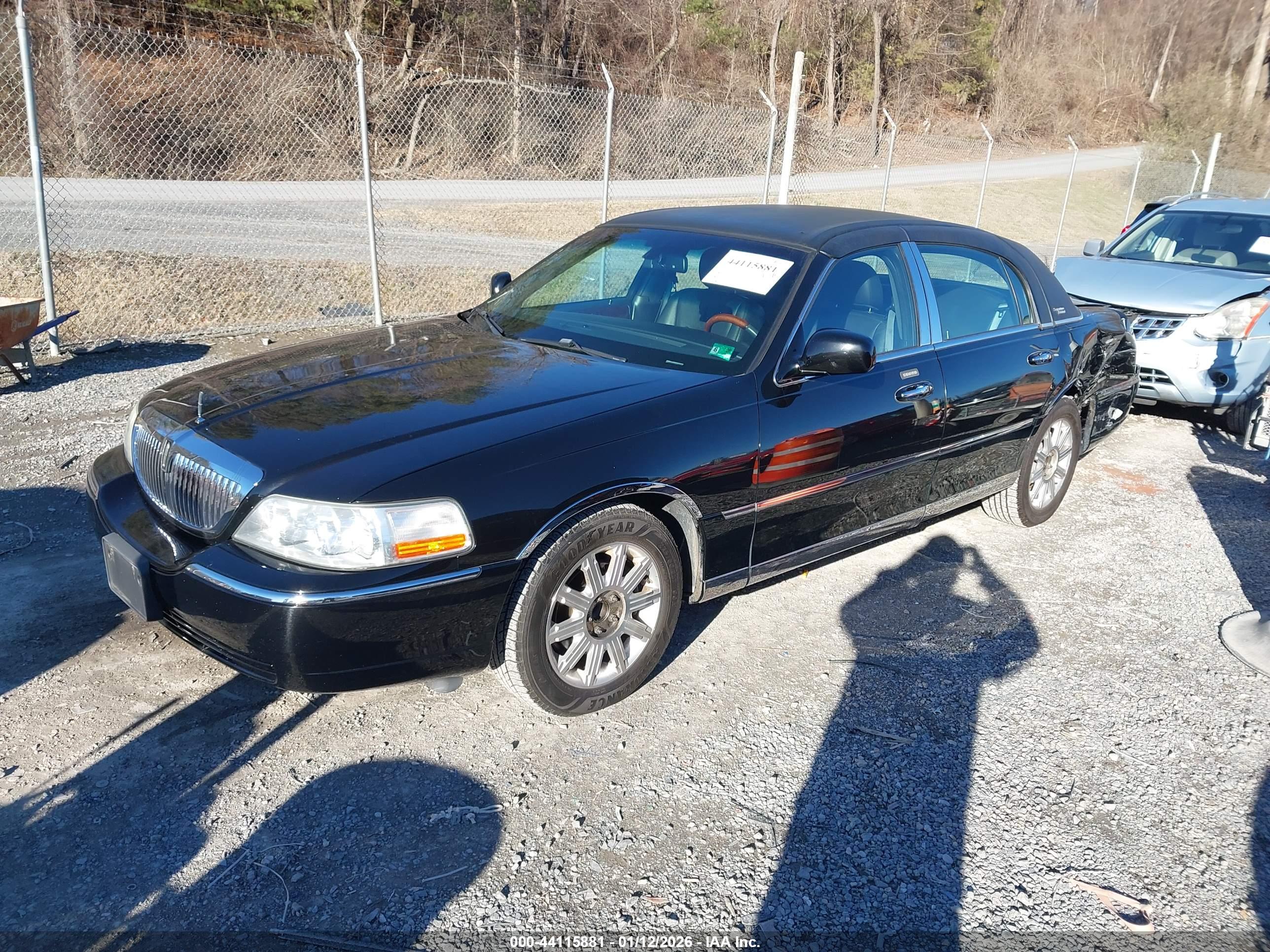 LINCOLN TOWN image 2