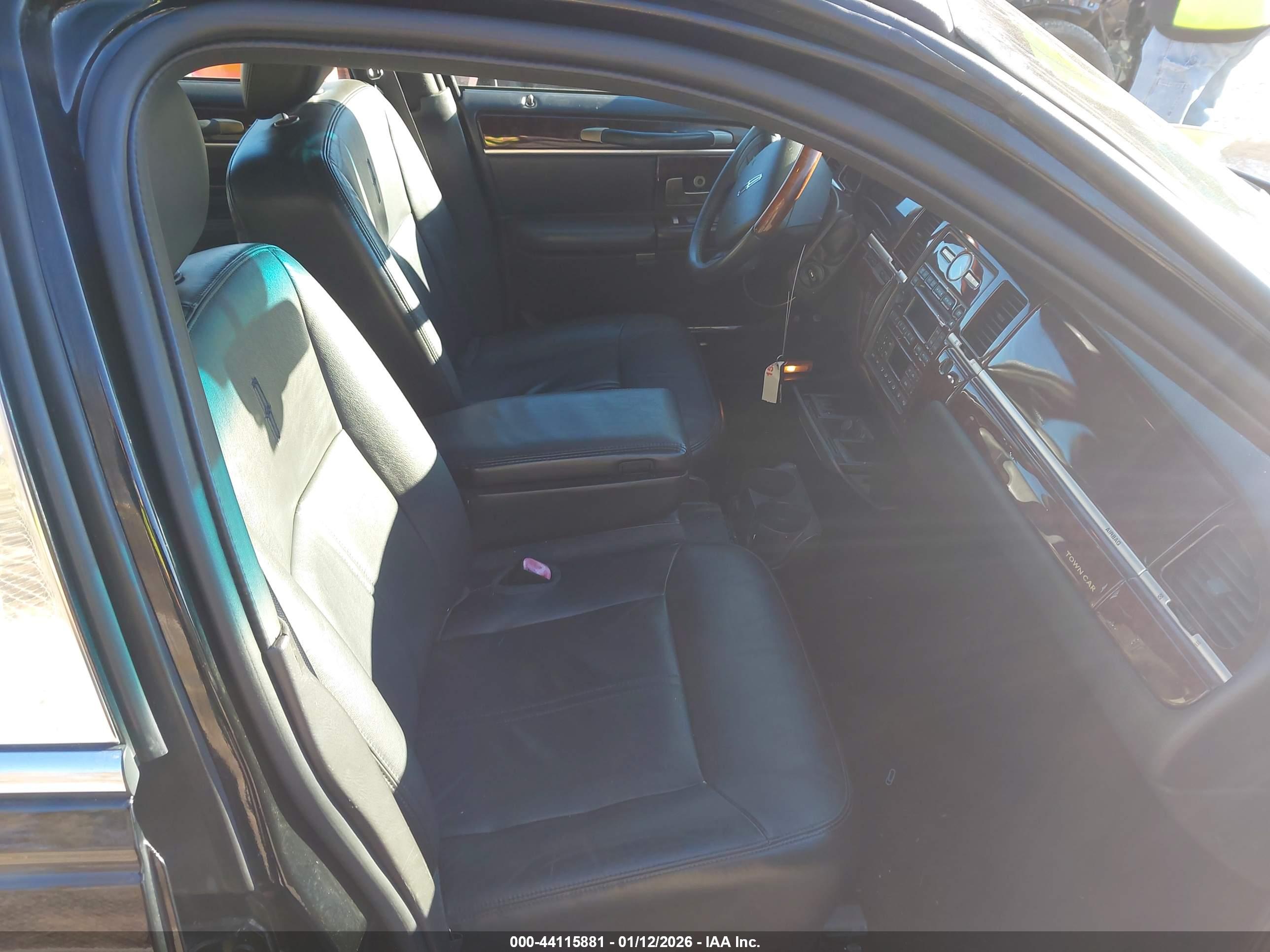 LINCOLN TOWN image 5