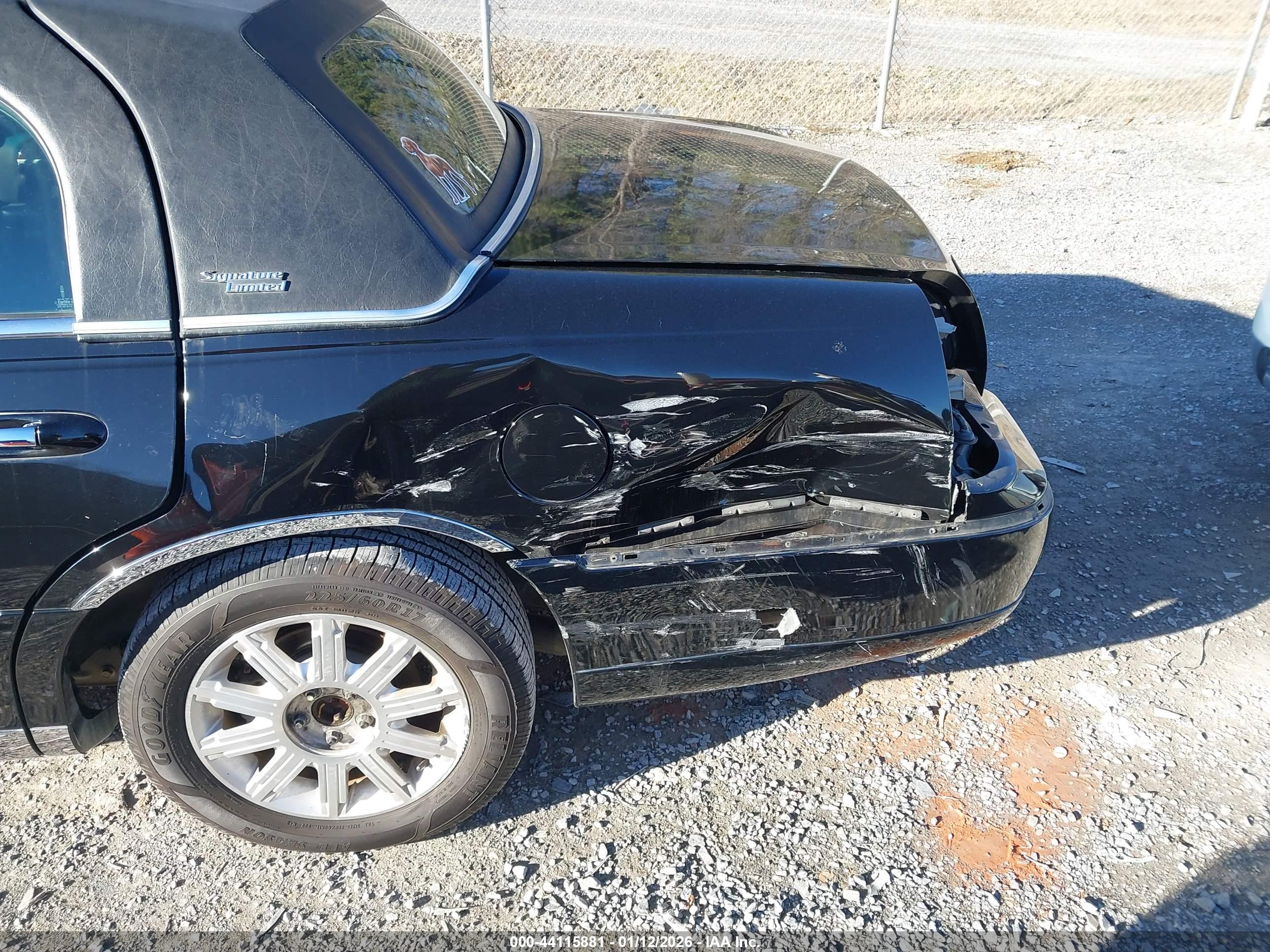 LINCOLN TOWN image 6