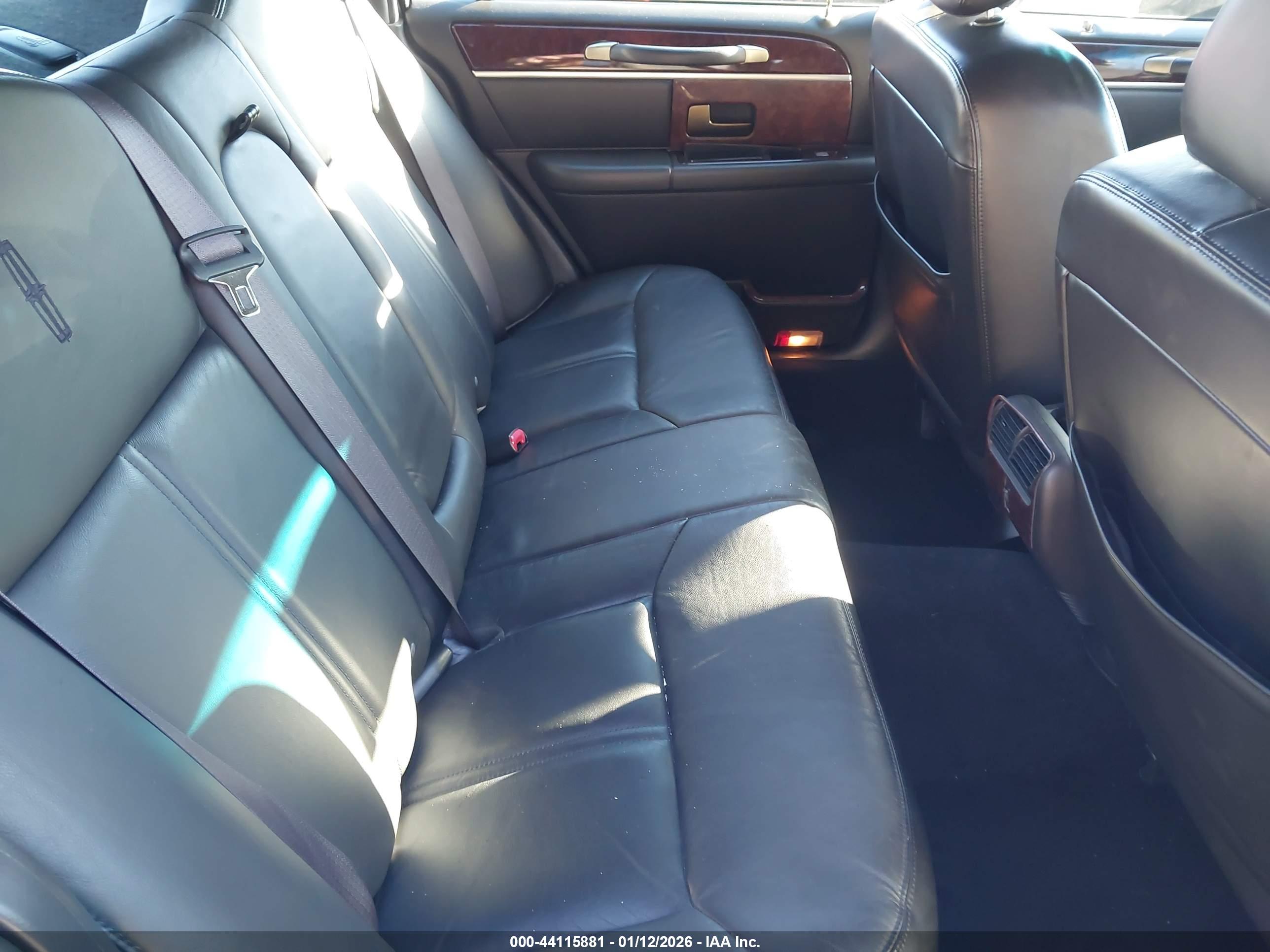 LINCOLN TOWN image 8