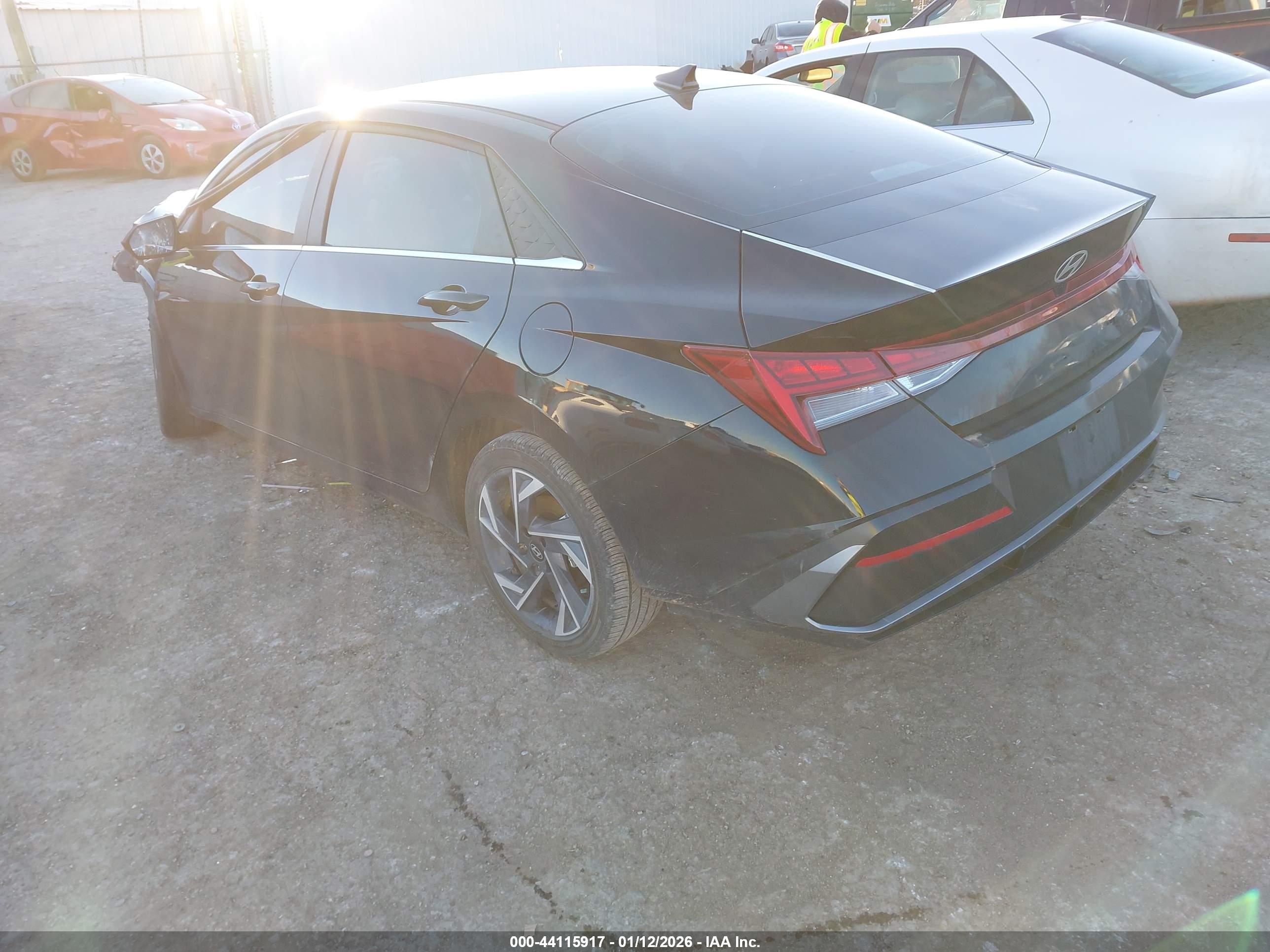 HYUNDAI ELANTRA image 3