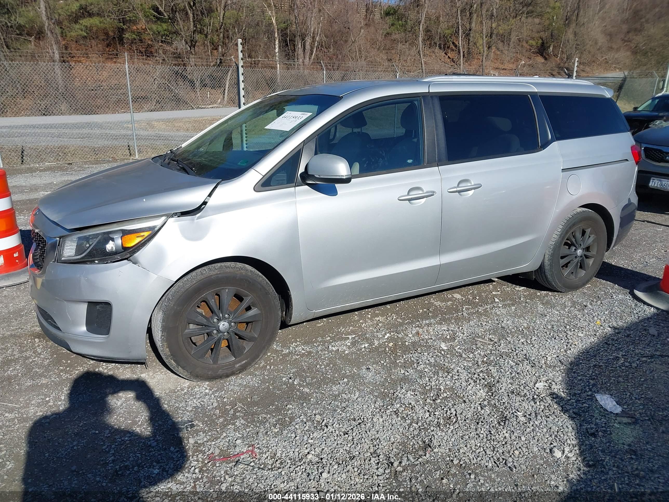 KIA SEDONA image 2
