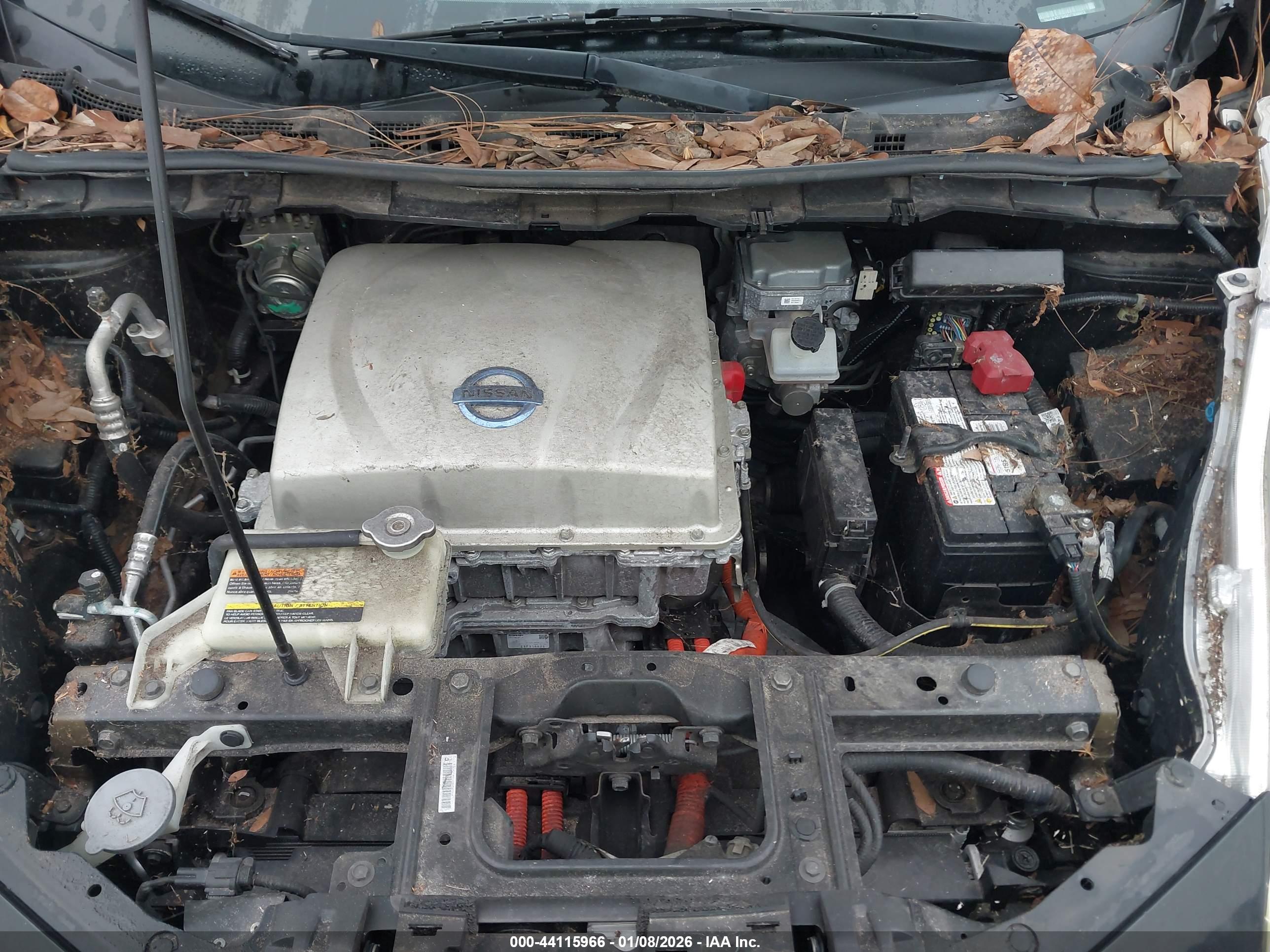 NISSAN LEAF image 10