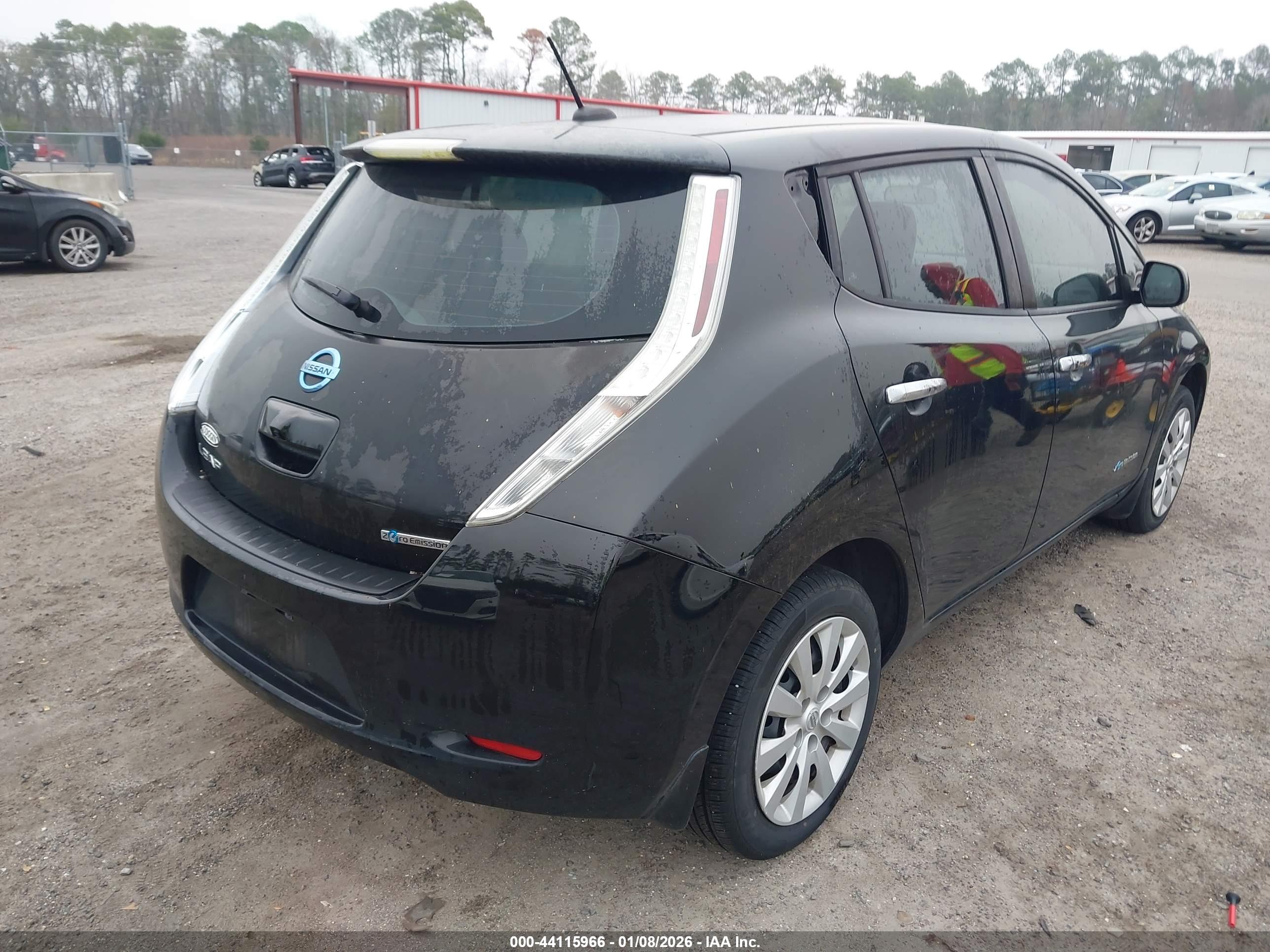 NISSAN LEAF image 4