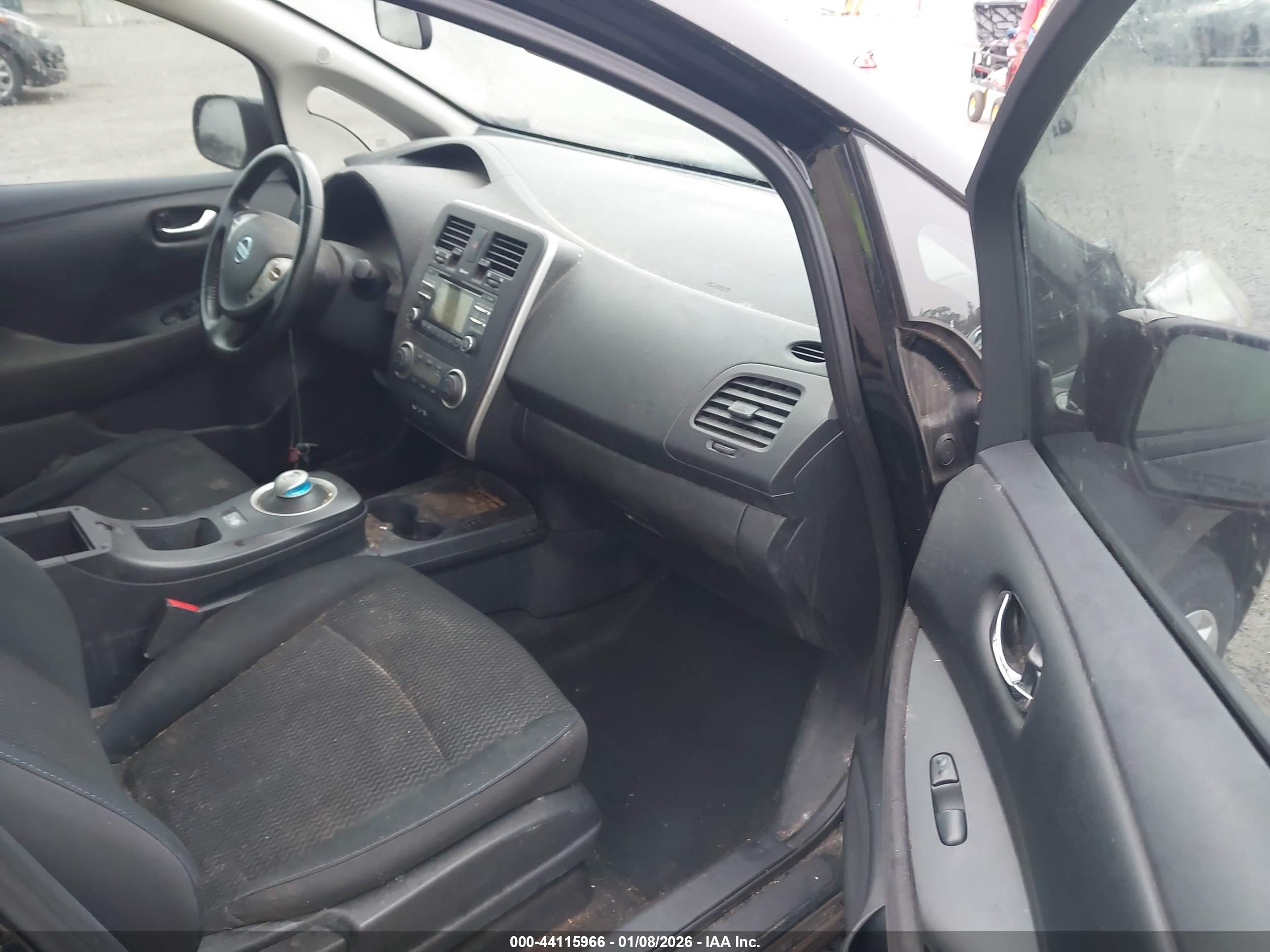 NISSAN LEAF image 5