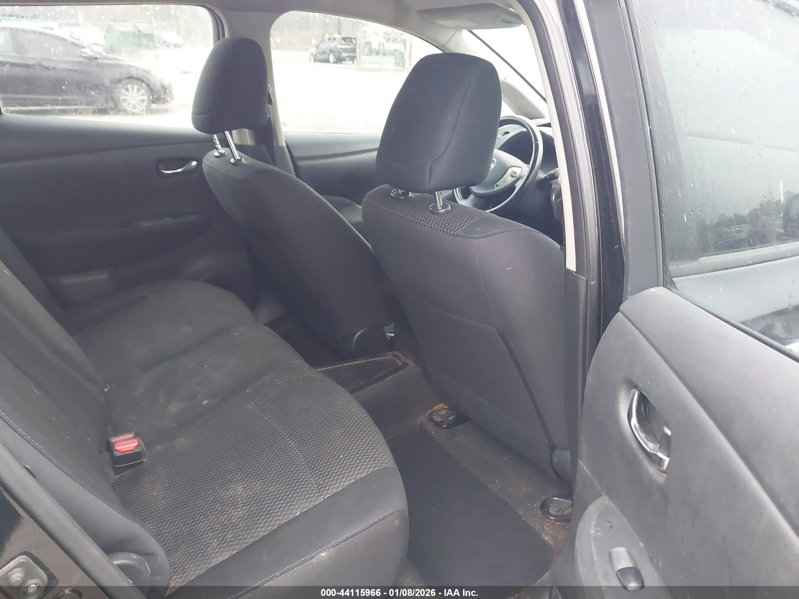 NISSAN LEAF image 8