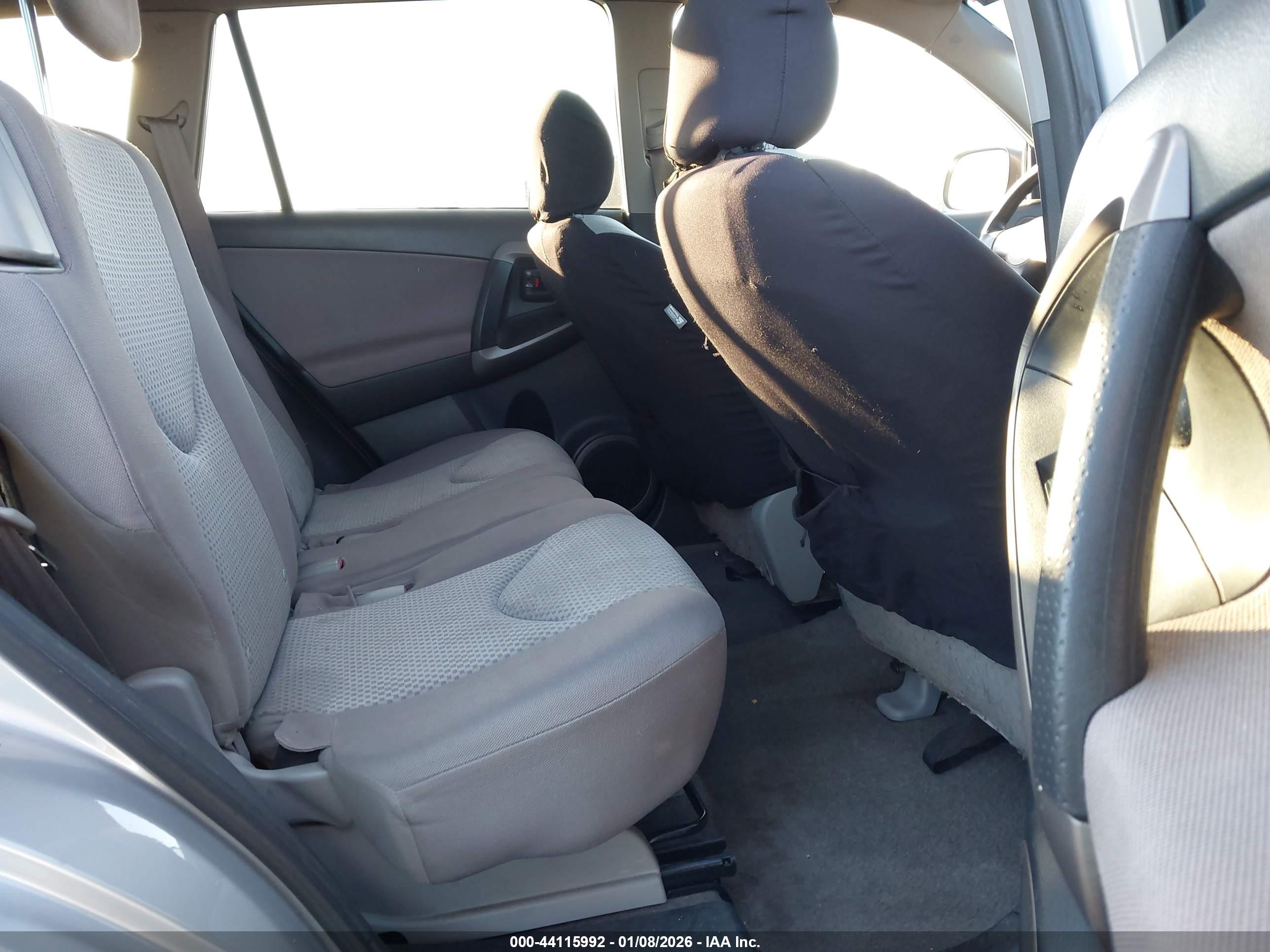TOYOTA RAV4 image 8