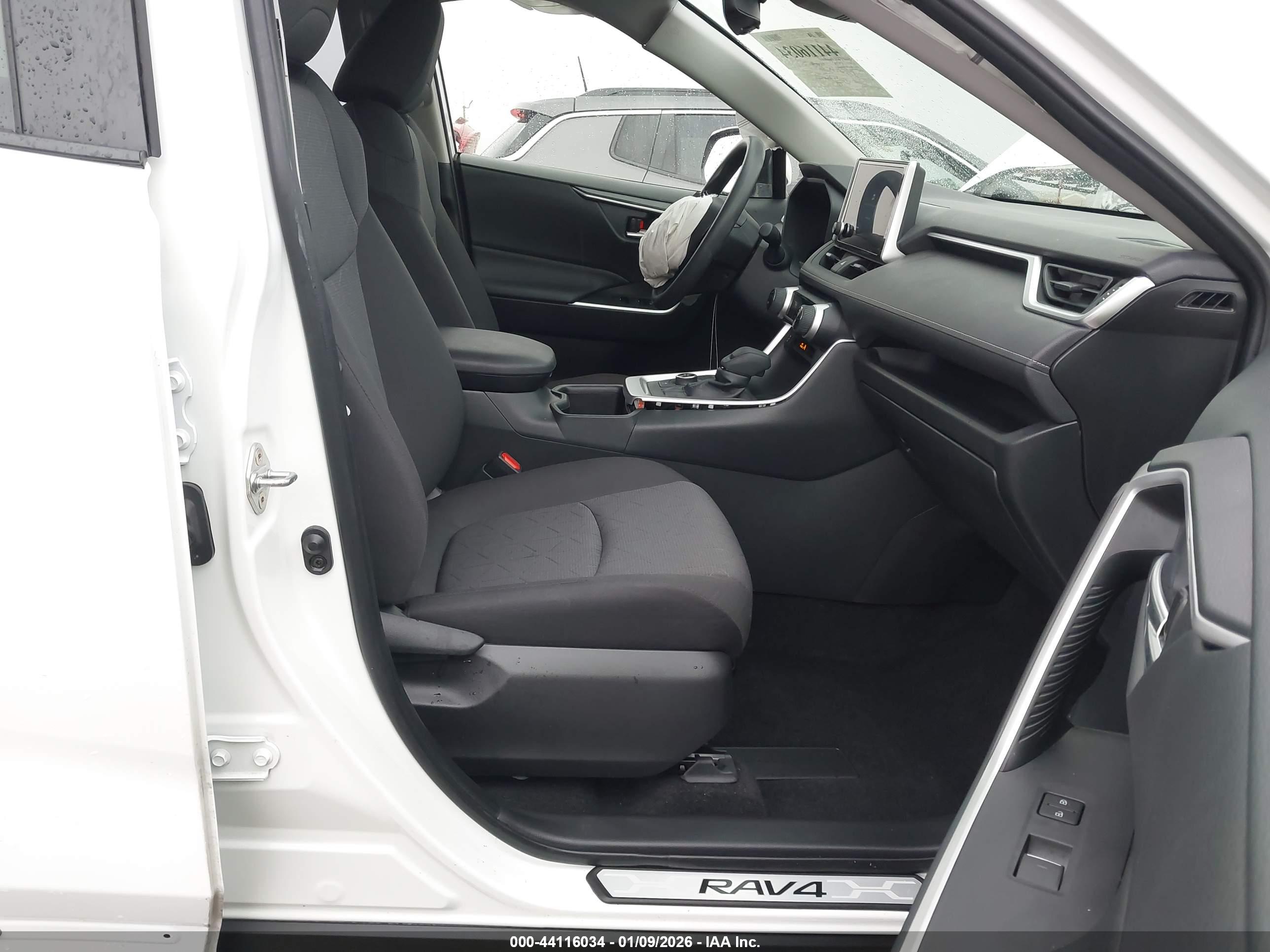 TOYOTA RAV4 image 5