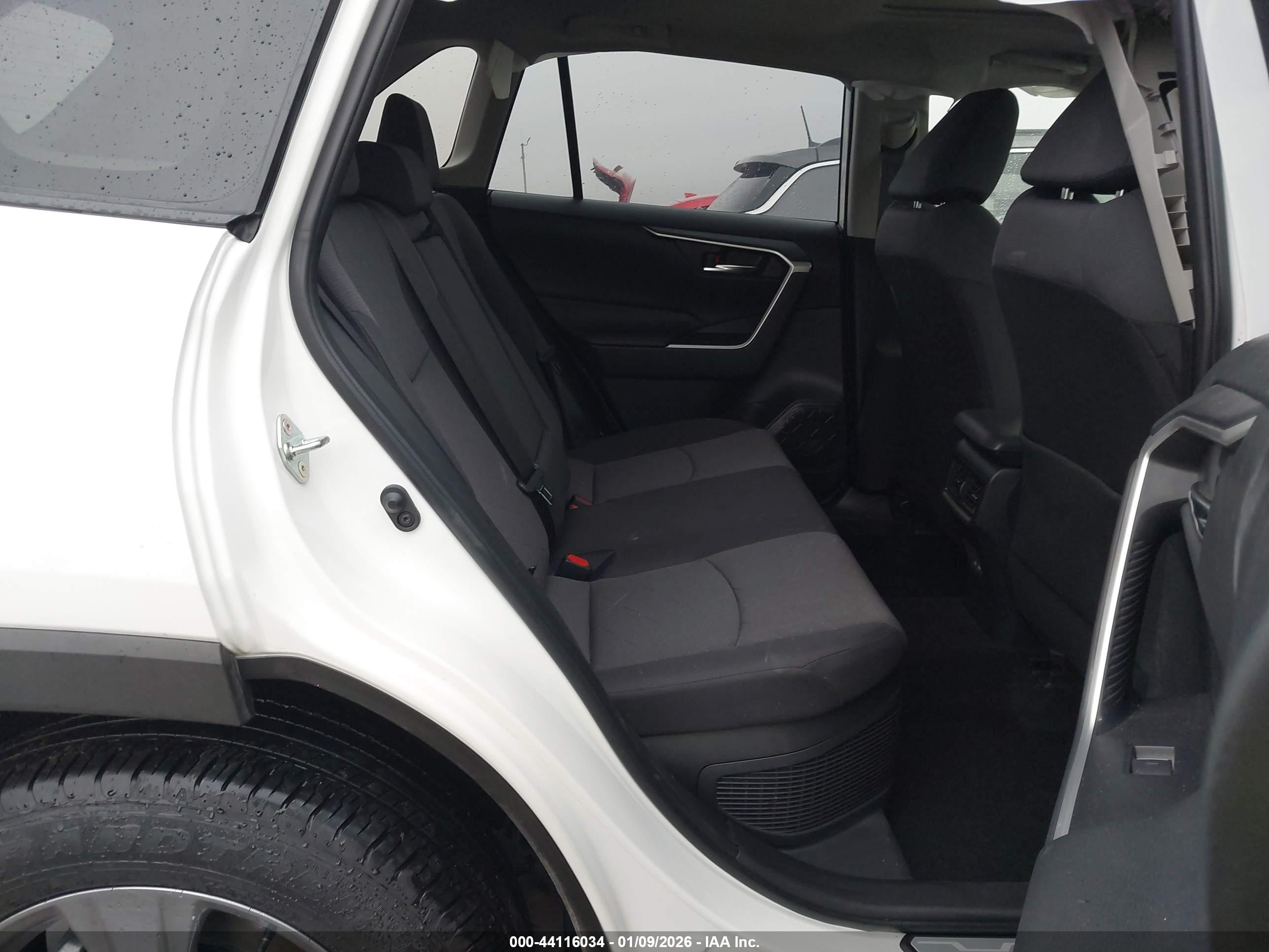 TOYOTA RAV4 image 8