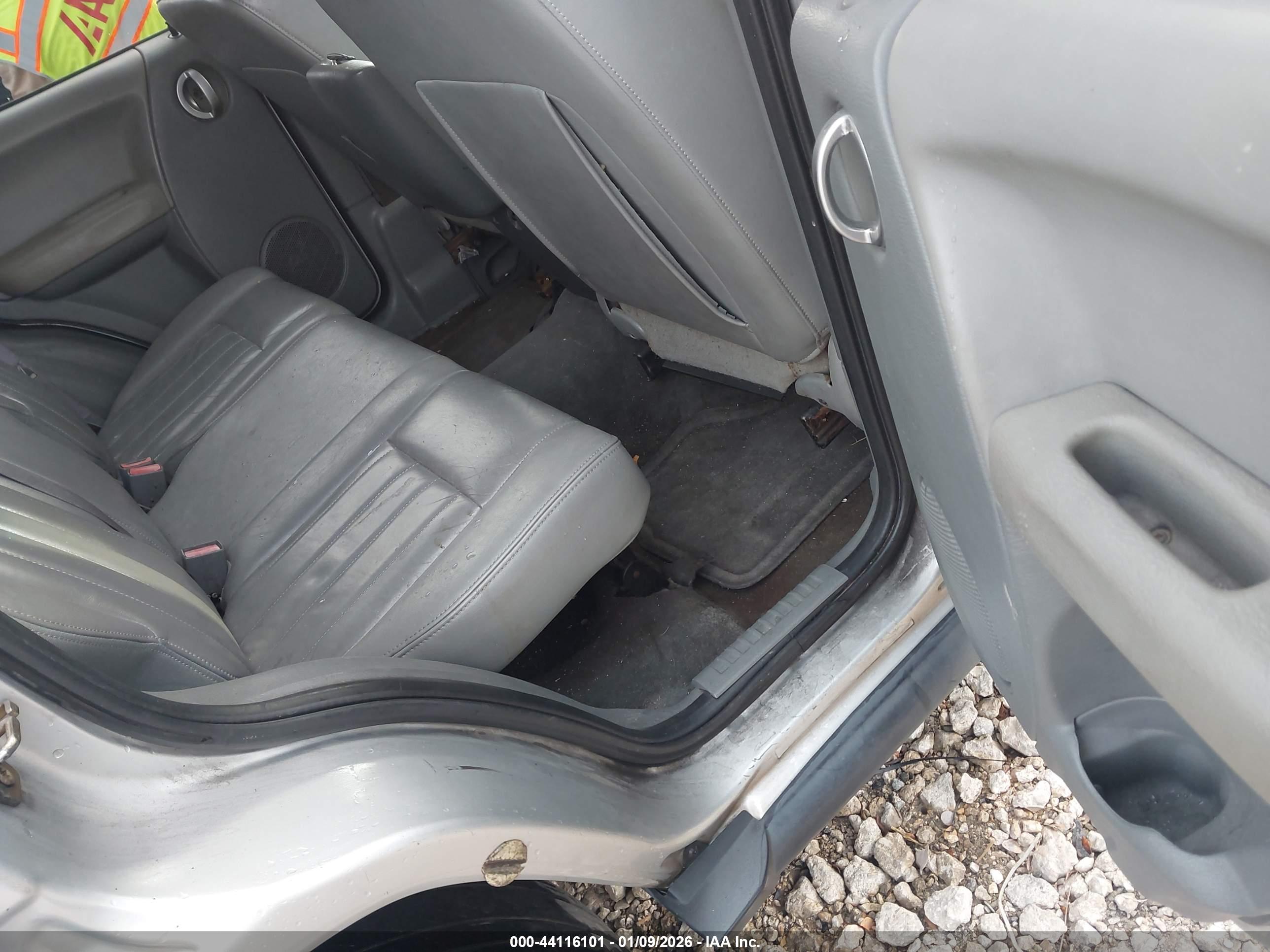 JEEP LIBERTY image 8