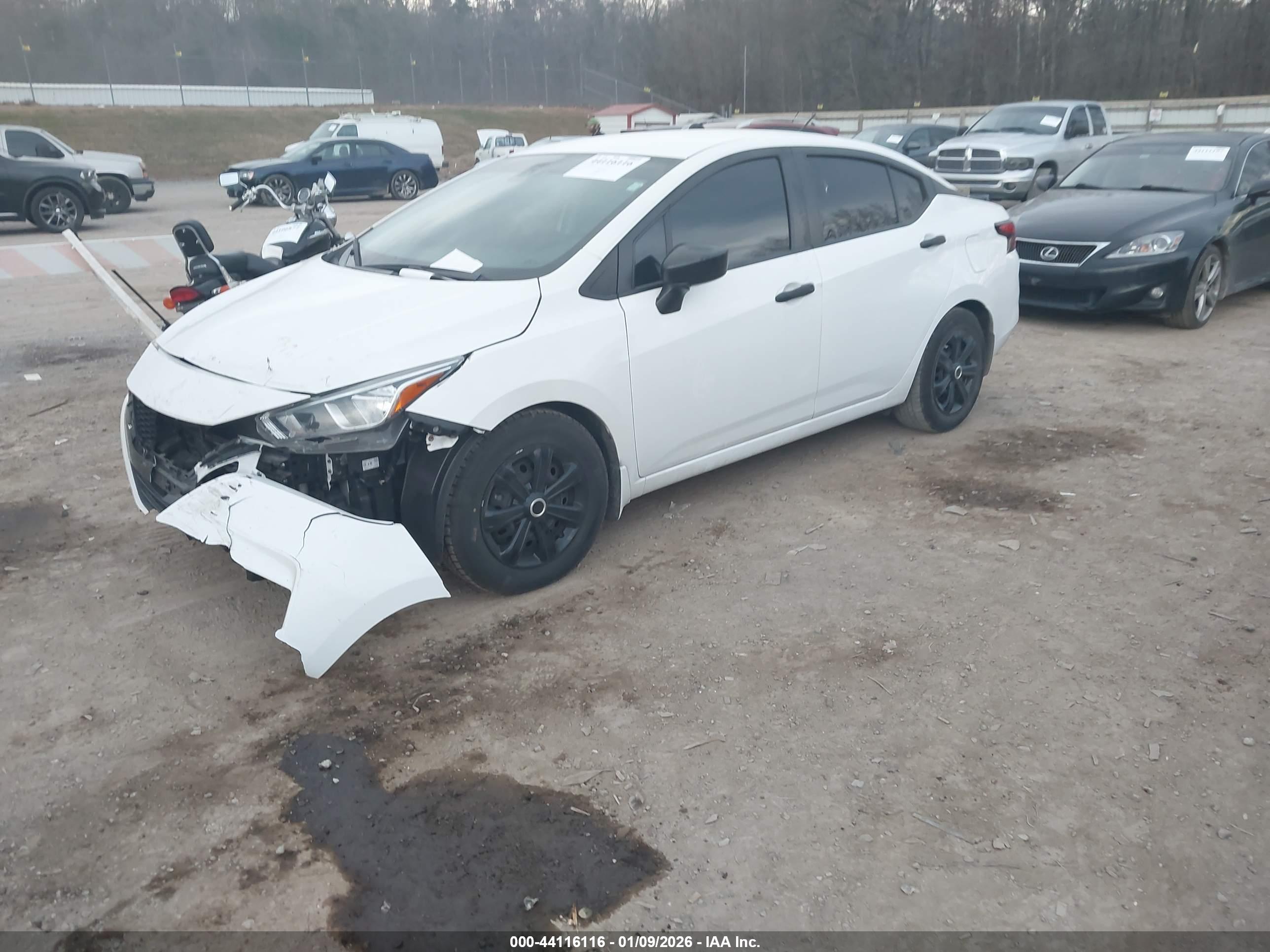 NISSAN VERSA image 2
