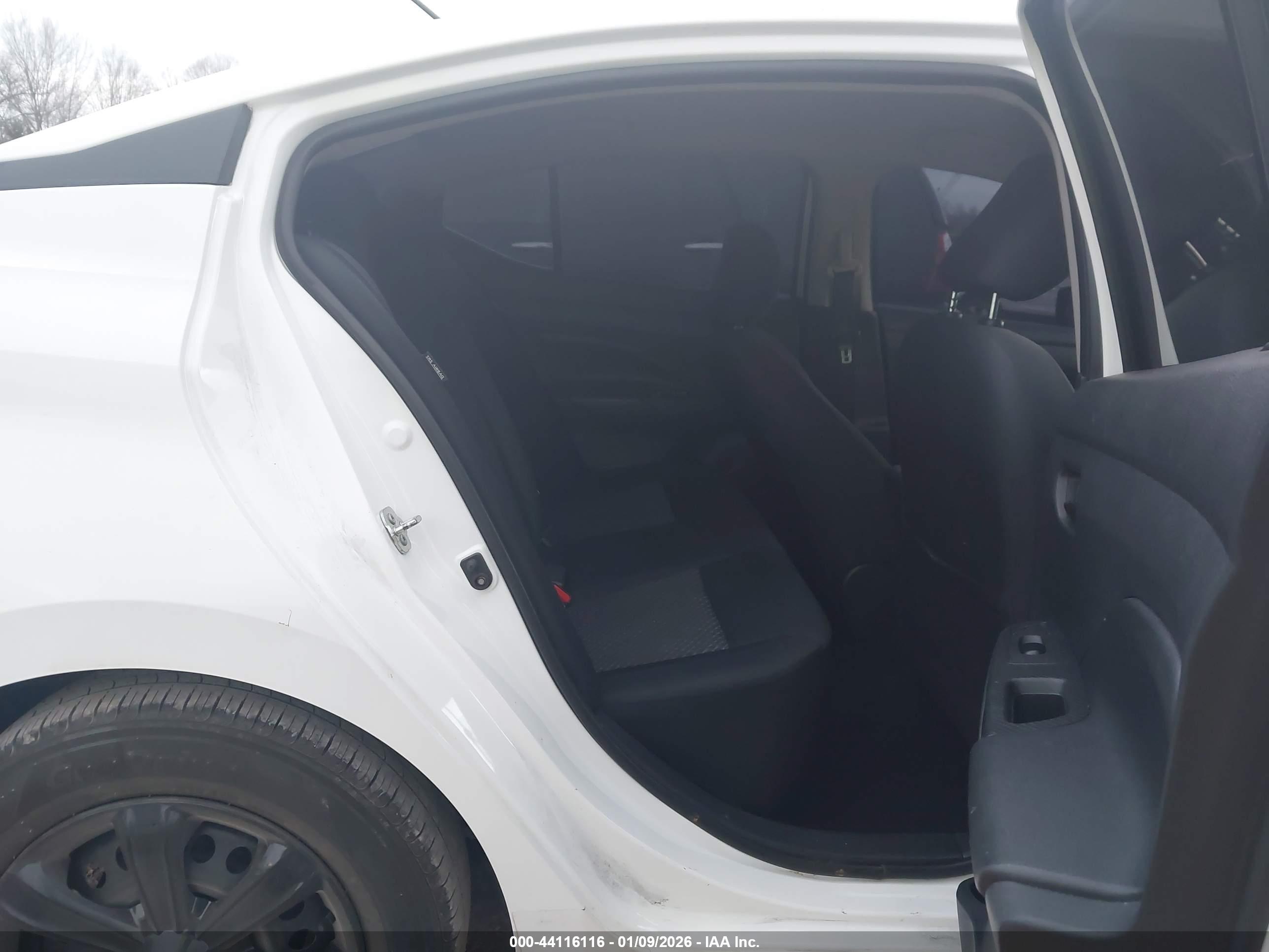 NISSAN VERSA image 8