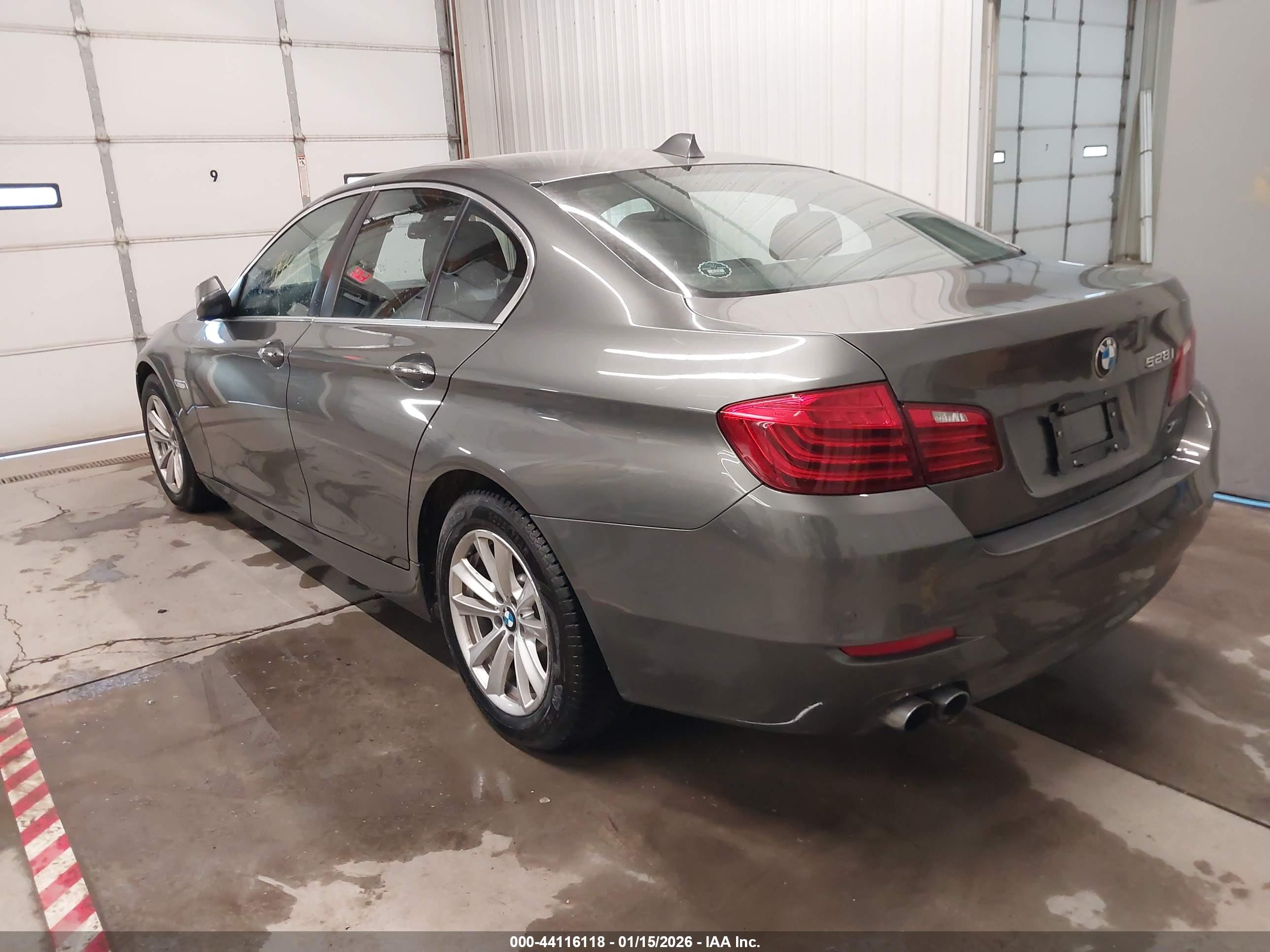 BMW 528I image 3