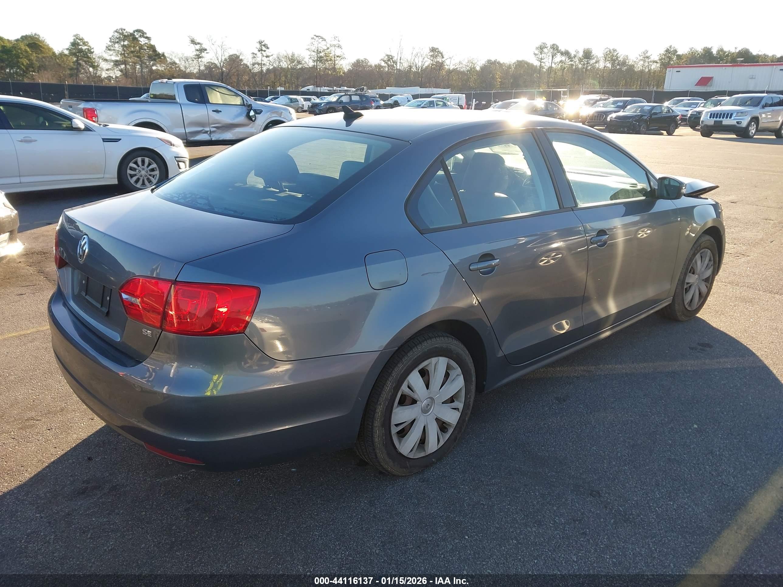 VOLKSWAGEN JETTA image 4